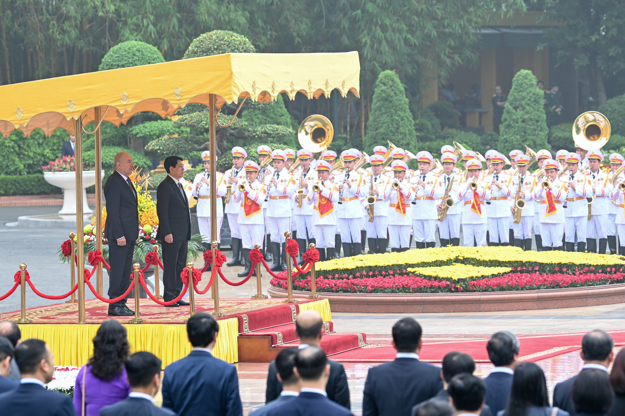 Chủ tịch nước Lương Cường và Tổng thống Hungary Sulyok Tamas trên bục danh dự nghe quân nhạc cử Quốc thiều hai nước.