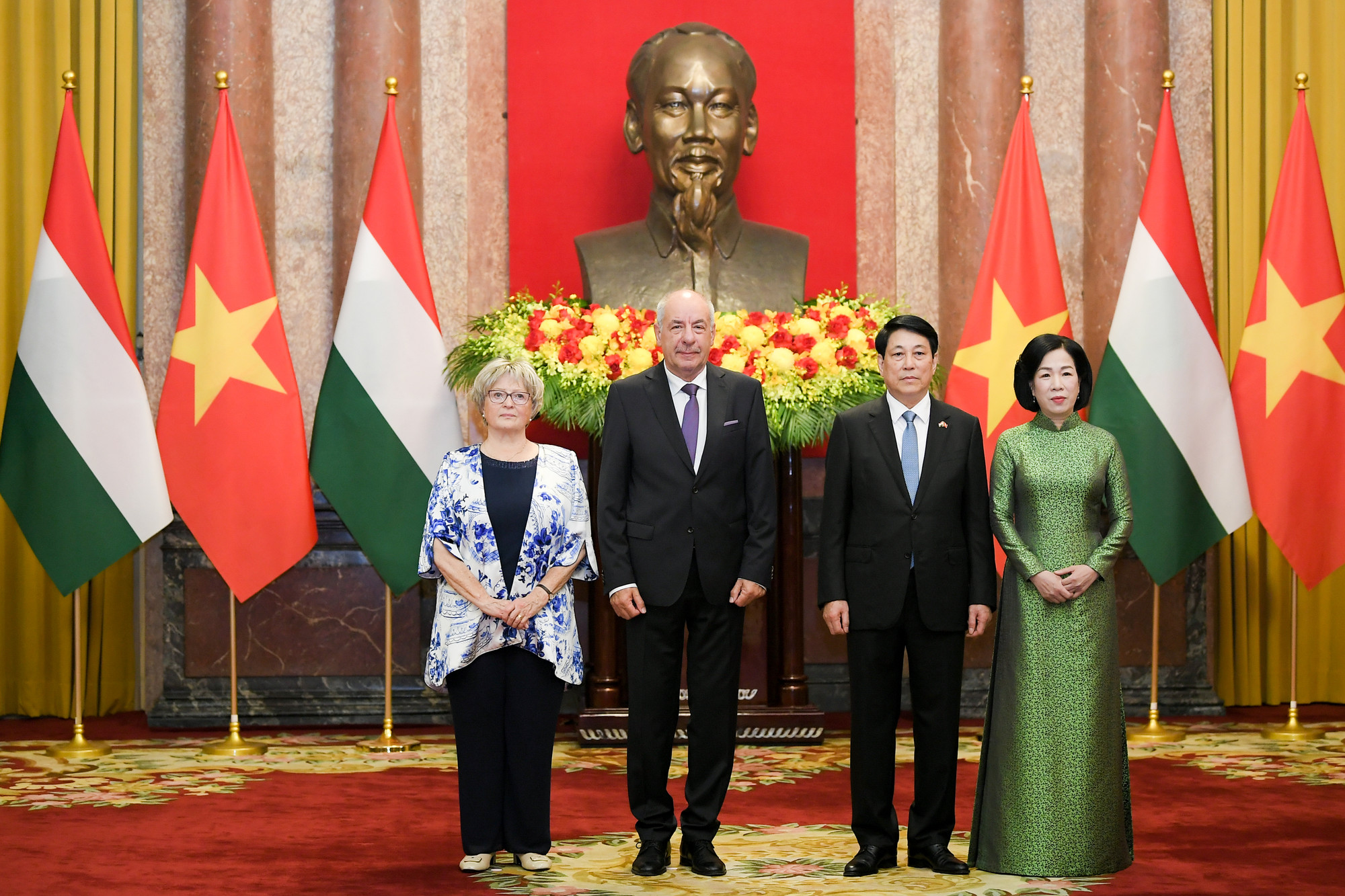 Chủ tịch nước Lương Cường cùng phu nhân và Tổng thống Hungary Sulyok Tamás cùng phu nhân chụp ảnh chung sau lễ đón. Chủ tịch nước Lương Cường cùng phu nhân và Tổng thống Hungary Sulyok Tamás cùng phu nhân chụp ảnh chung sau lễ đón.