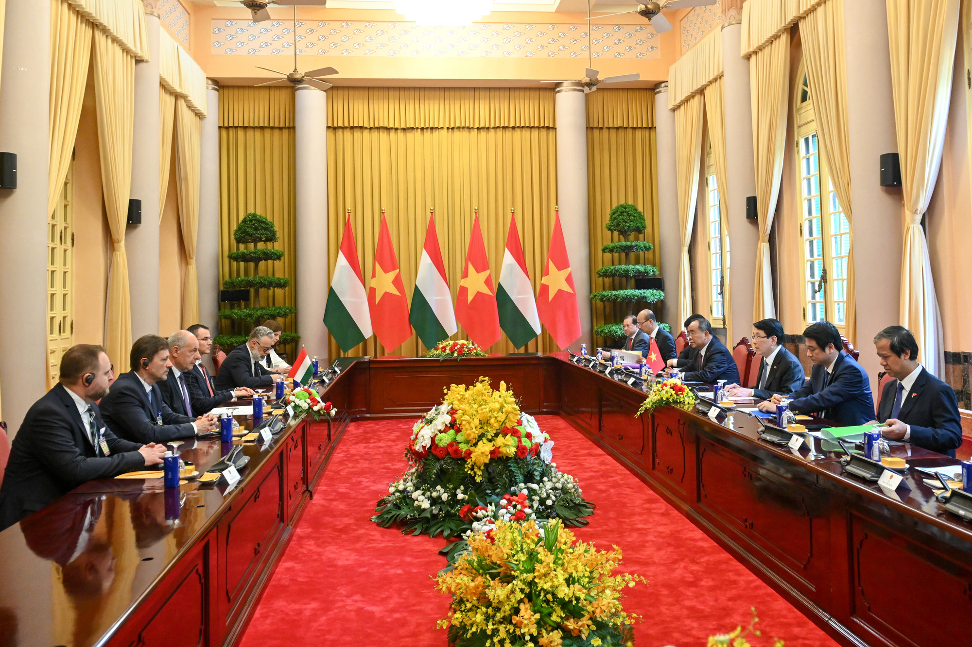 Quang cảnh hội đàm giữa Chủ tịch nước Lương Cường và Tổng thống Tổng thống Hungary Sulyok Tamás Quang cảnh hội đàm giữa Chủ tịch nước Lương Cường và Tổng thống Tổng thống Hungary Sulyok Tamás