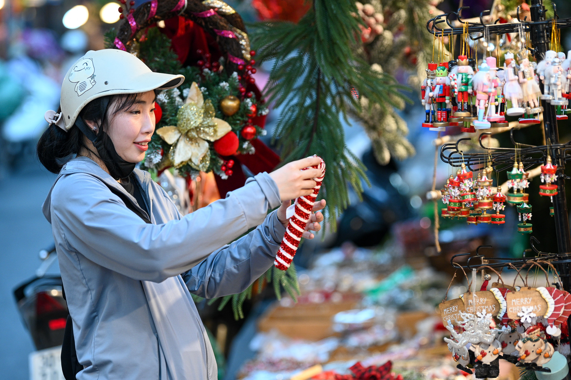 Dù sớm nhưng rất nhiều người đã đến phố Hàng Mã để chọn mua đồ trang trí dịp Noel cho gia đình hoặc cửa hàng.