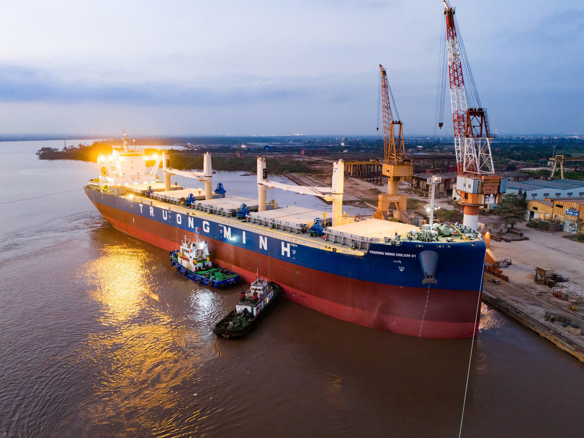 Tàu hàng 65.000 DWT Trường Minh Dream 01 được hạ thủy ngày 11/5/2024, chạy thử biển ngày 4/12 và đến ngày 11/12, tàu đã hoàn thiện đủ điều kiện bàn giao đưa vào khai thác. Đây là con tàu lớn nhất do doanh nghiệp Việt Nam đóng, là niềm tự hào của ngành đóng tàu nước ta. Sẽ có 3 con tàu tương tự được Công ty đóng tàu Nam Triệu đóng và hoàn thành trong thời gian tới để bàn giao cho khách hàng. Tàu hàng 65.000 DWT Trường Minh Dream 01 được hạ thủy ngày 11/5/2024, chạy thử biển ngày 4/12 và đến ngày 11/12, tàu đã hoàn thiện đủ điều kiện bàn giao đưa vào khai thác. Đây là con tàu lớn nhất do doanh nghiệp Việt Nam đóng, là niềm tự hào của ngành đóng tàu nước ta. Sẽ có 3 con tàu tương tự được Công ty đóng tàu Nam Triệu đóng và hoàn thành trong thời gian tới để bàn giao cho khách hàng.