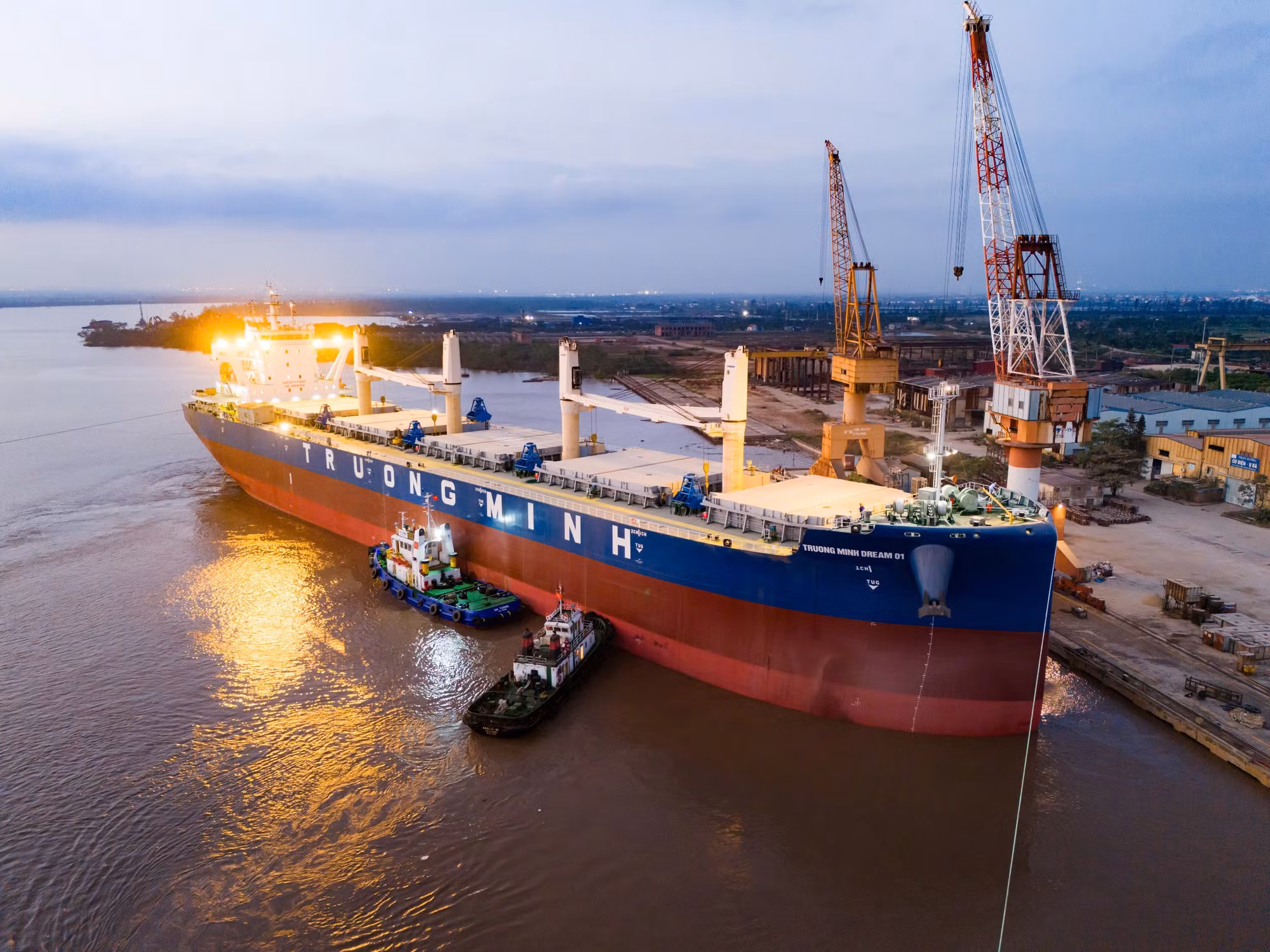 Tàu hàng 65.000 DWT Trường Minh Dream 01 được hạ thủy ngày 11/5/2024, chạy thử biển ngày 4/12 và đến ngày 11/12, tàu đã hoàn thiện đủ điều kiện bàn giao đưa vào khai thác. Đây là con tàu lớn nhất do doanh nghiệp Việt Nam đóng, là niềm tự hào của ngành đóng tàu nước ta. Sẽ có 3 con tàu tương tự được Công ty đóng tàu Nam Triệu đóng và hoàn thành trong thời gian tới để bàn giao cho khách hàng.