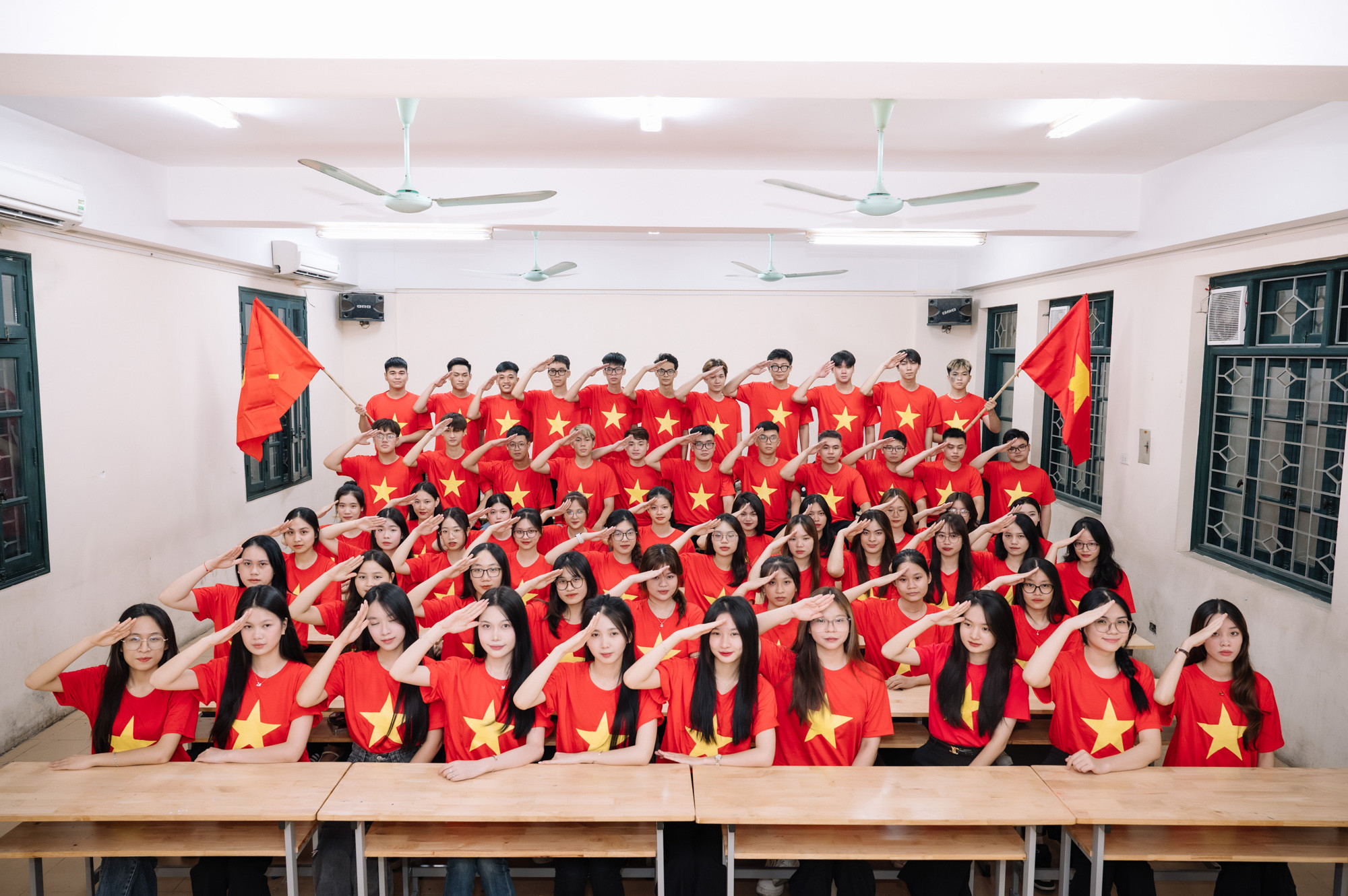 Mỗi bạn sinh viên mỗi vùng quê khác nhau, đều chung một tinh thần ngày Quốc khánh 2/9.