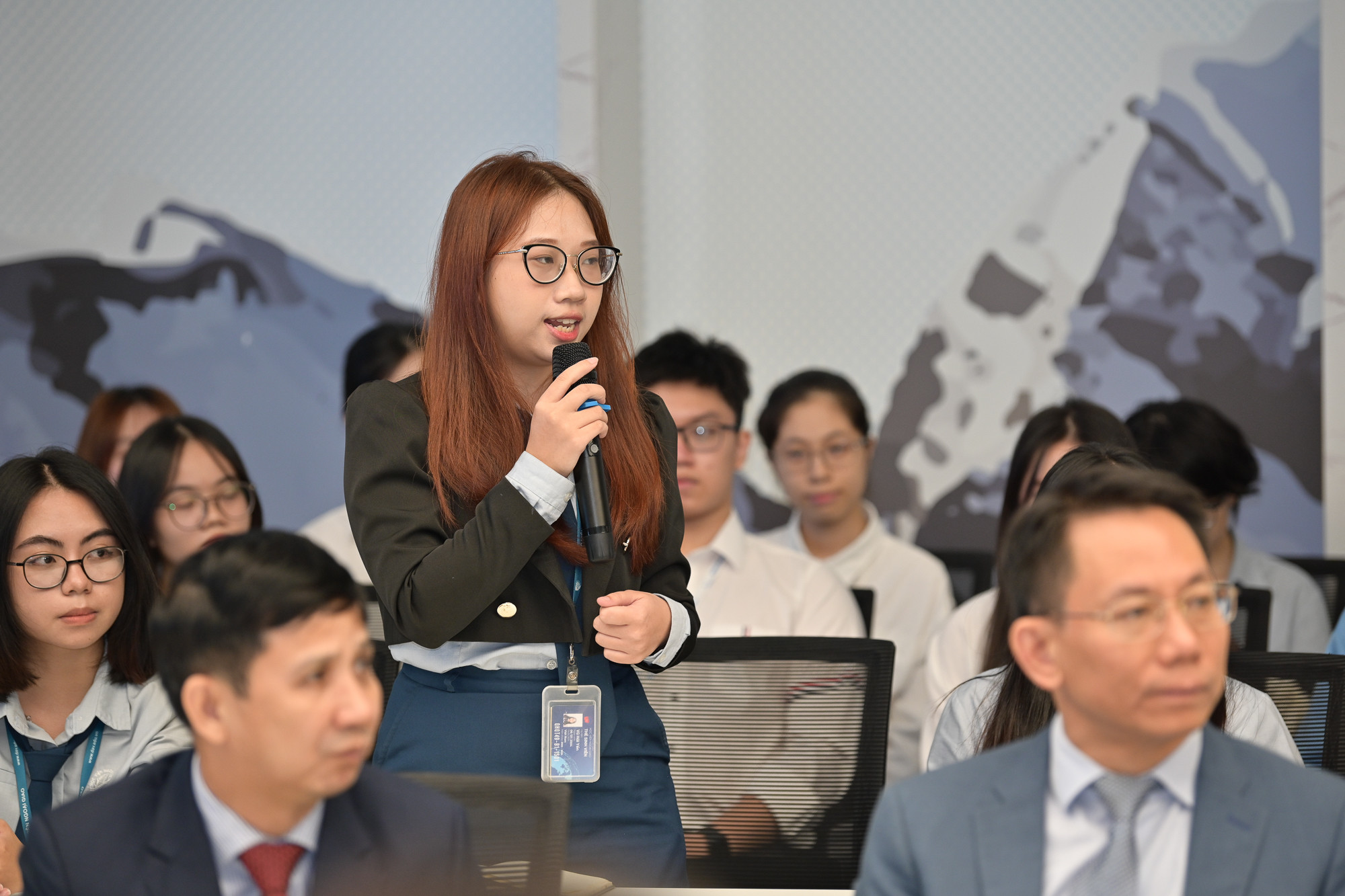 Sinh viên Học viện Ngoại giao chia sẻ thông tin với Tổng thống Bulgaria Rumen Radev. Sinh viên Học viện Ngoại giao chia sẻ thông tin với Tổng thống Bulgaria Rumen Radev.