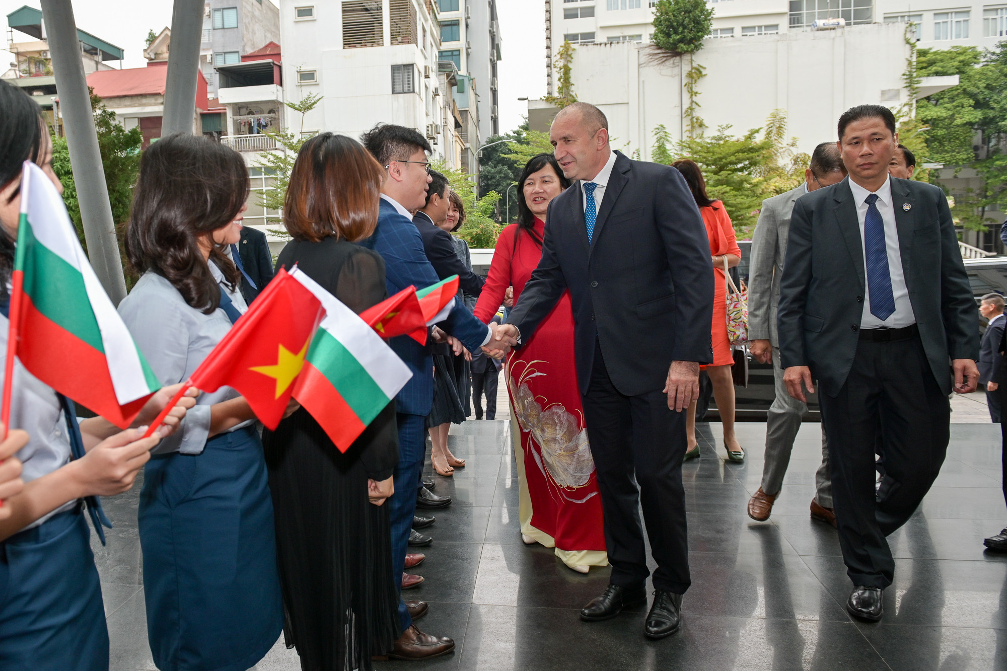 Cán bộ, giảng viên và sinh viên Học viện Ngoại giao chào đón Tổng thống Bulgaria Rumen Radev. Cán bộ, giảng viên và sinh viên Học viện Ngoại giao chào đón Tổng thống Bulgaria Rumen Radev.