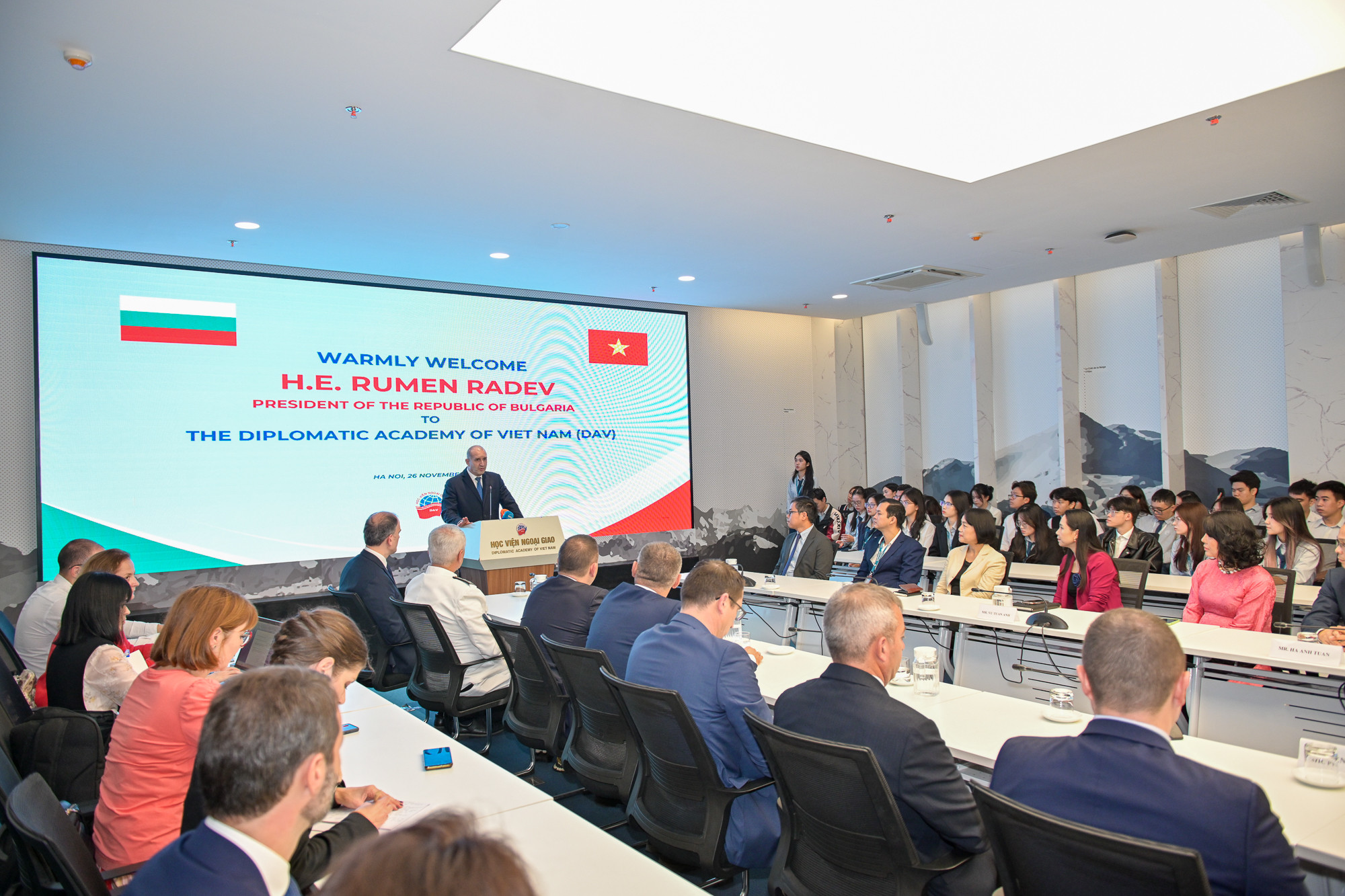 Quang cảnh cuộc giao lưu. Quang cảnh cuộc giao lưu.