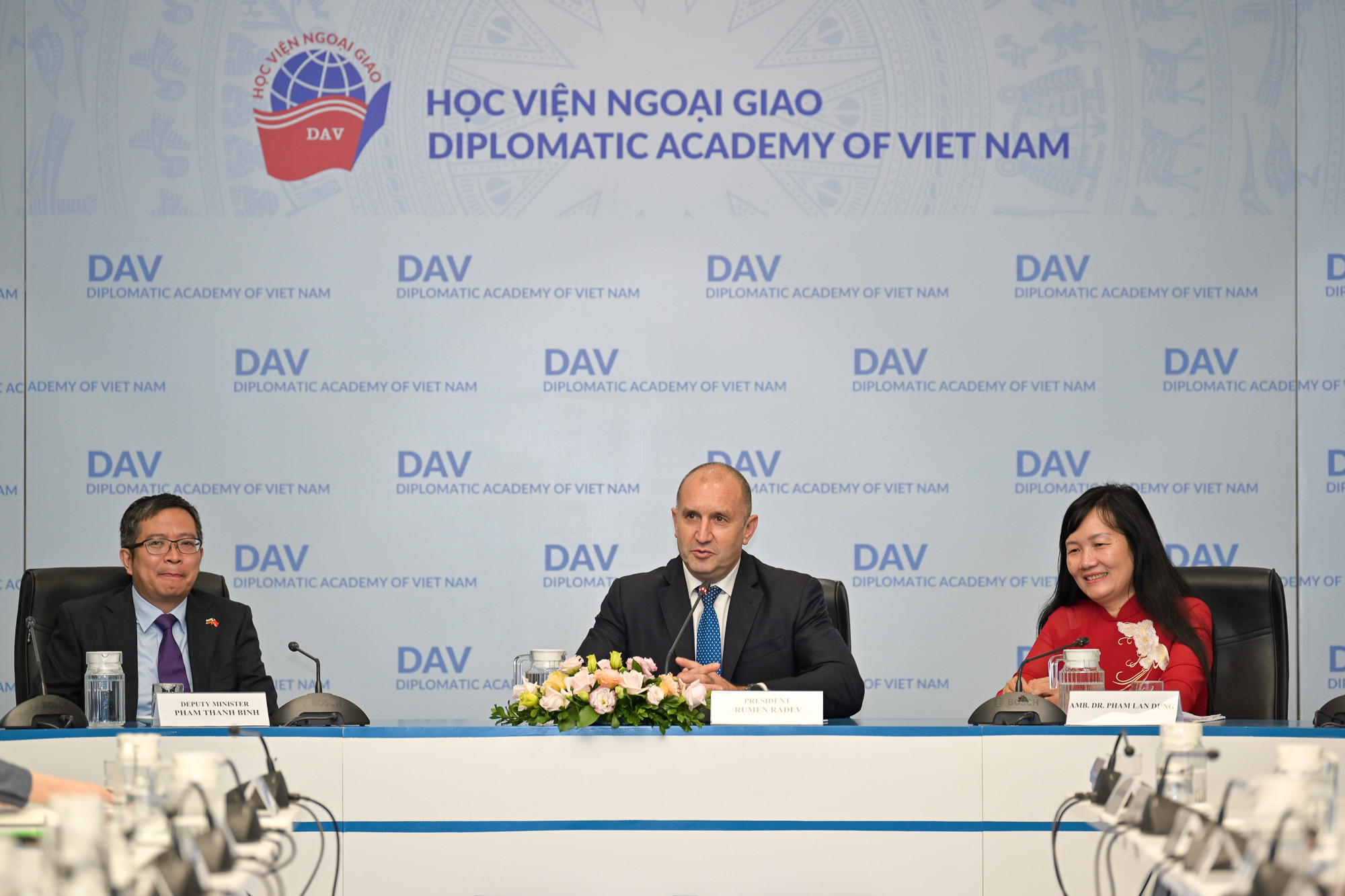 Tổng thống Bulgaria Rumen Radev giao lưu cùng sinh viên Học viện Ngoại giao. Tổng thống Bulgaria Rumen Radev giao lưu cùng sinh viên Học viện Ngoại giao.