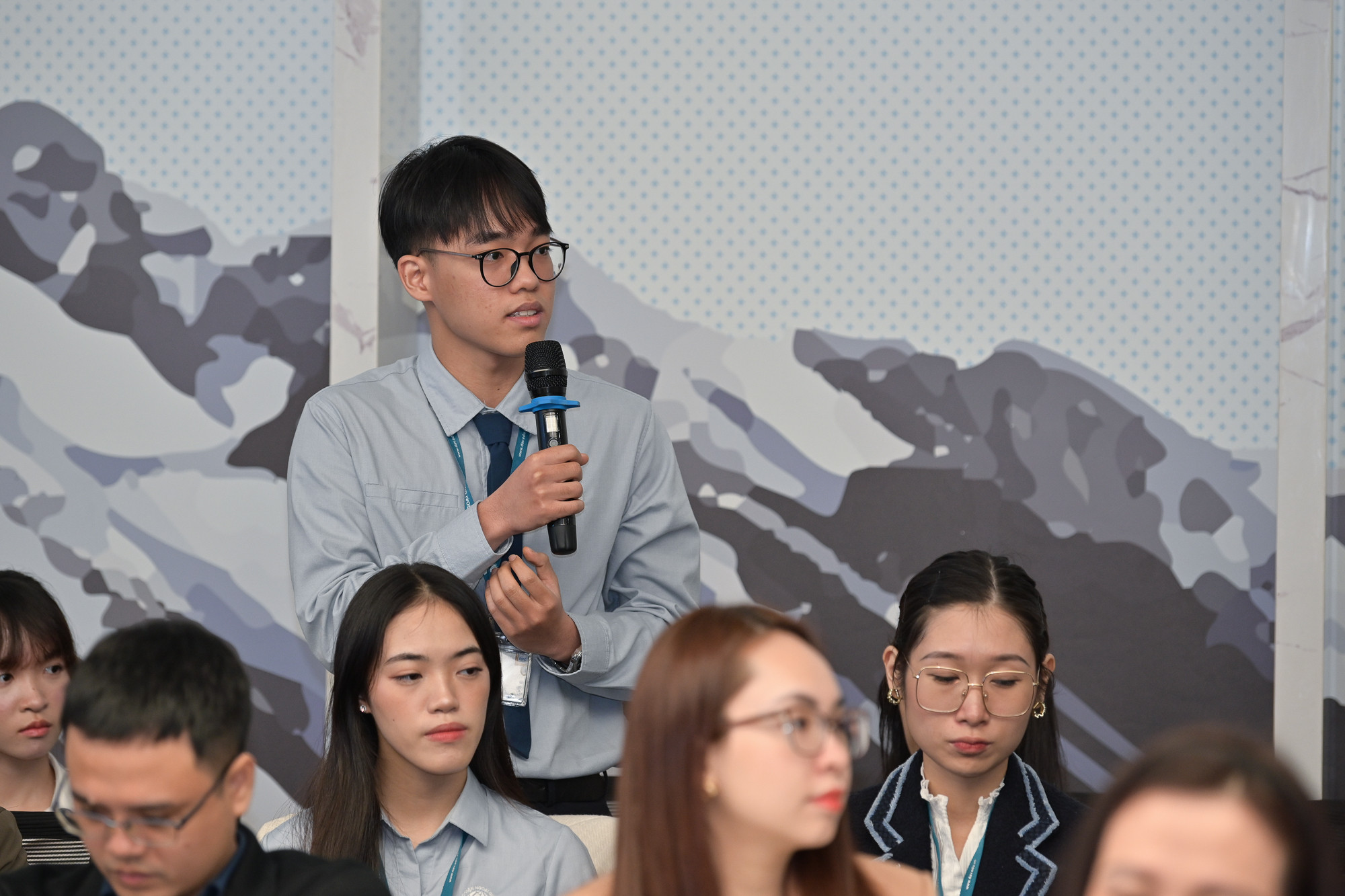 Sinh viên Học viện Ngoại giao chia sẻ thông tin với Tổng thống Bulgaria Rumen Radev. Sinh viên Học viện Ngoại giao chia sẻ thông tin với Tổng thống Bulgaria Rumen Radev.