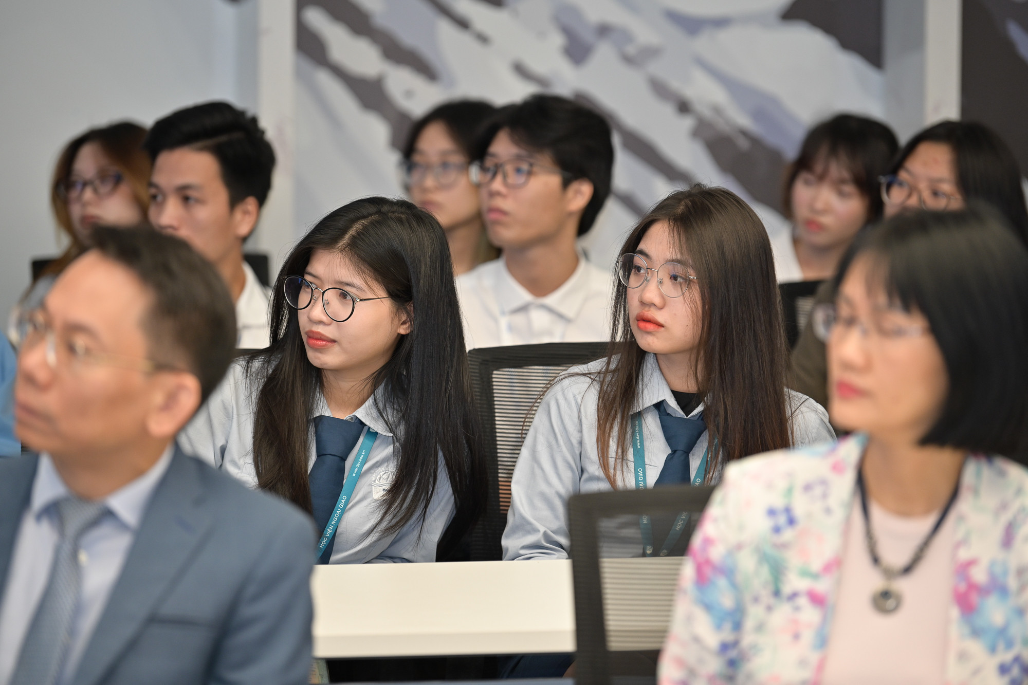 Giảng viên, sinh viên Học viện Ngoại giao lắng nghe những câu trả lời của Tổng thống Bulgaria Rumen Radev. Giảng viên, sinh viên Học viện Ngoại giao lắng nghe những câu trả lời của Tổng thống Bulgaria Rumen Radev.