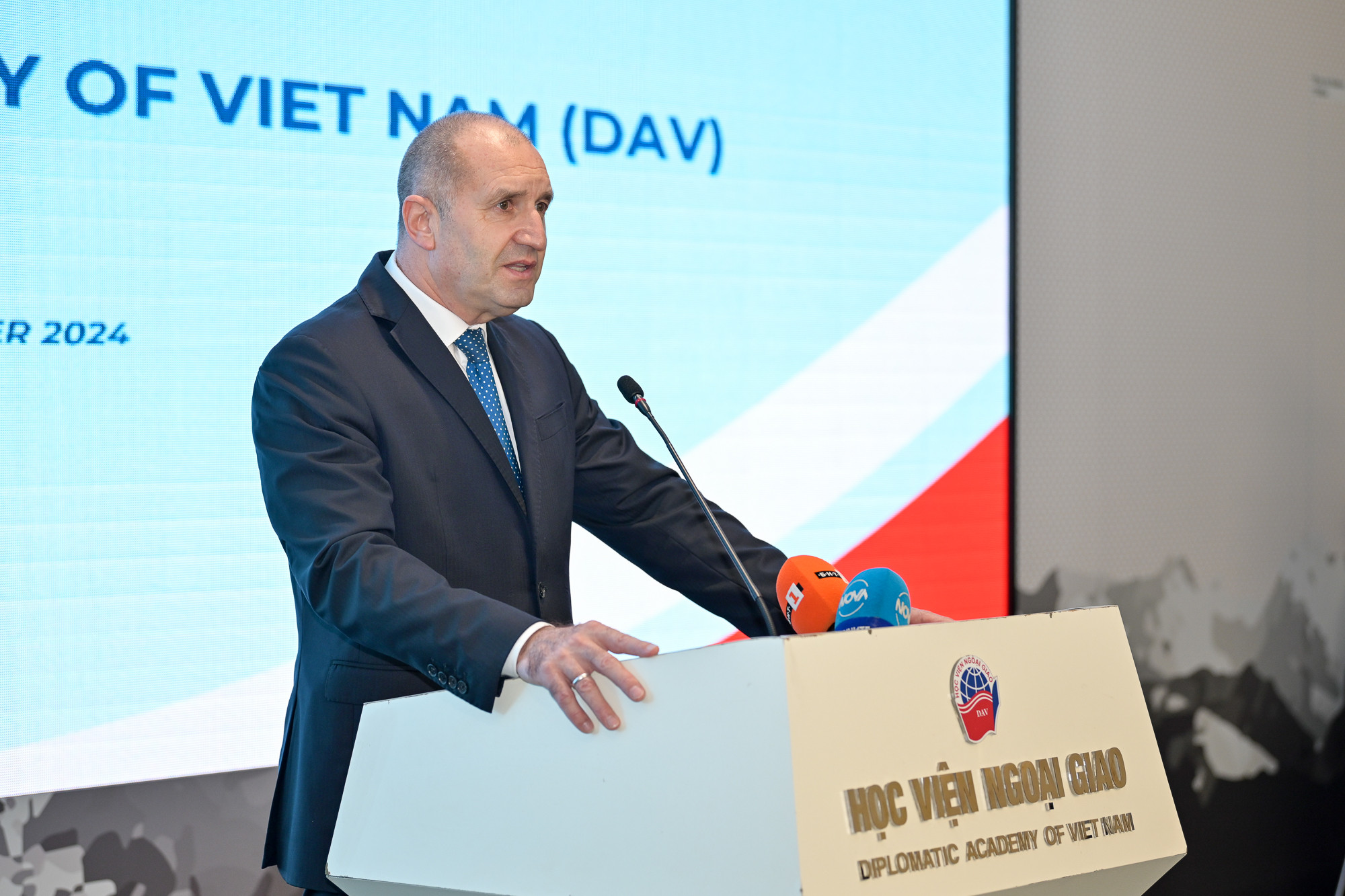 Tổng thống Bulgaria Rumen Radev phát biểu tại cuộc giao lưu. Tổng thống Bulgaria Rumen Radev phát biểu tại cuộc giao lưu.