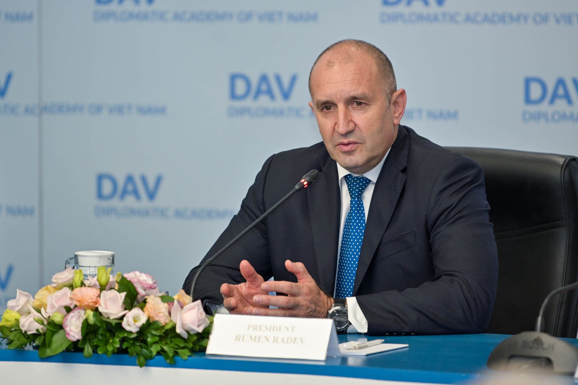 Tổng thống Bulgaria Rumen Radev lắng nghe và trả lời các câu hỏi của sinh viên Học viện Ngoại giao. Tổng thống Bulgaria Rumen Radev lắng nghe và trả lời các câu hỏi của sinh viên Học viện Ngoại giao.