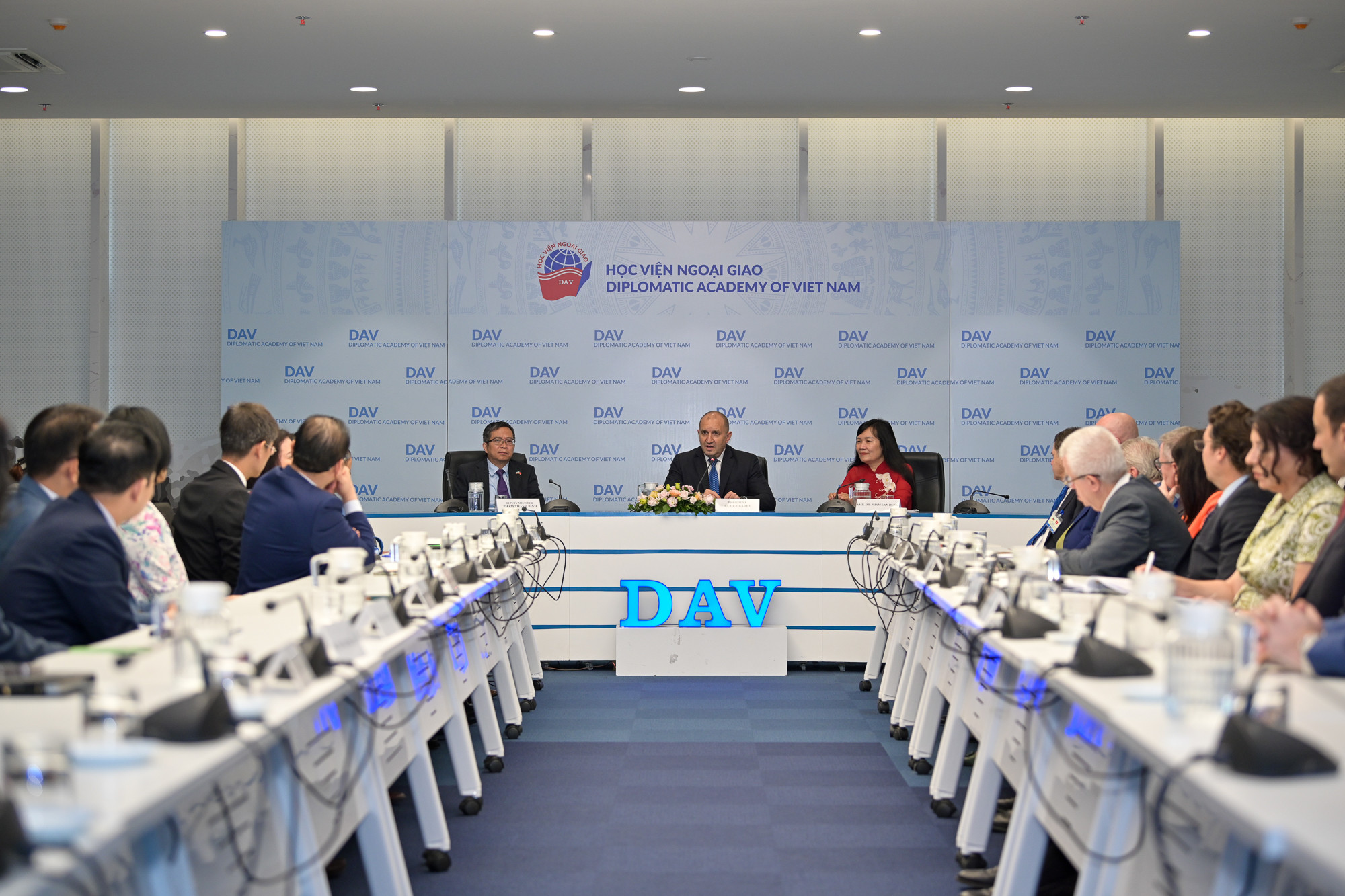 Tổng thống Bulgaria Rumen Radev với cán bộ, giảng viên, sinh viên Học viện Ngoại giao. Tổng thống Bulgaria Rumen Radev với cán bộ, giảng viên, sinh viên Học viện Ngoại giao.