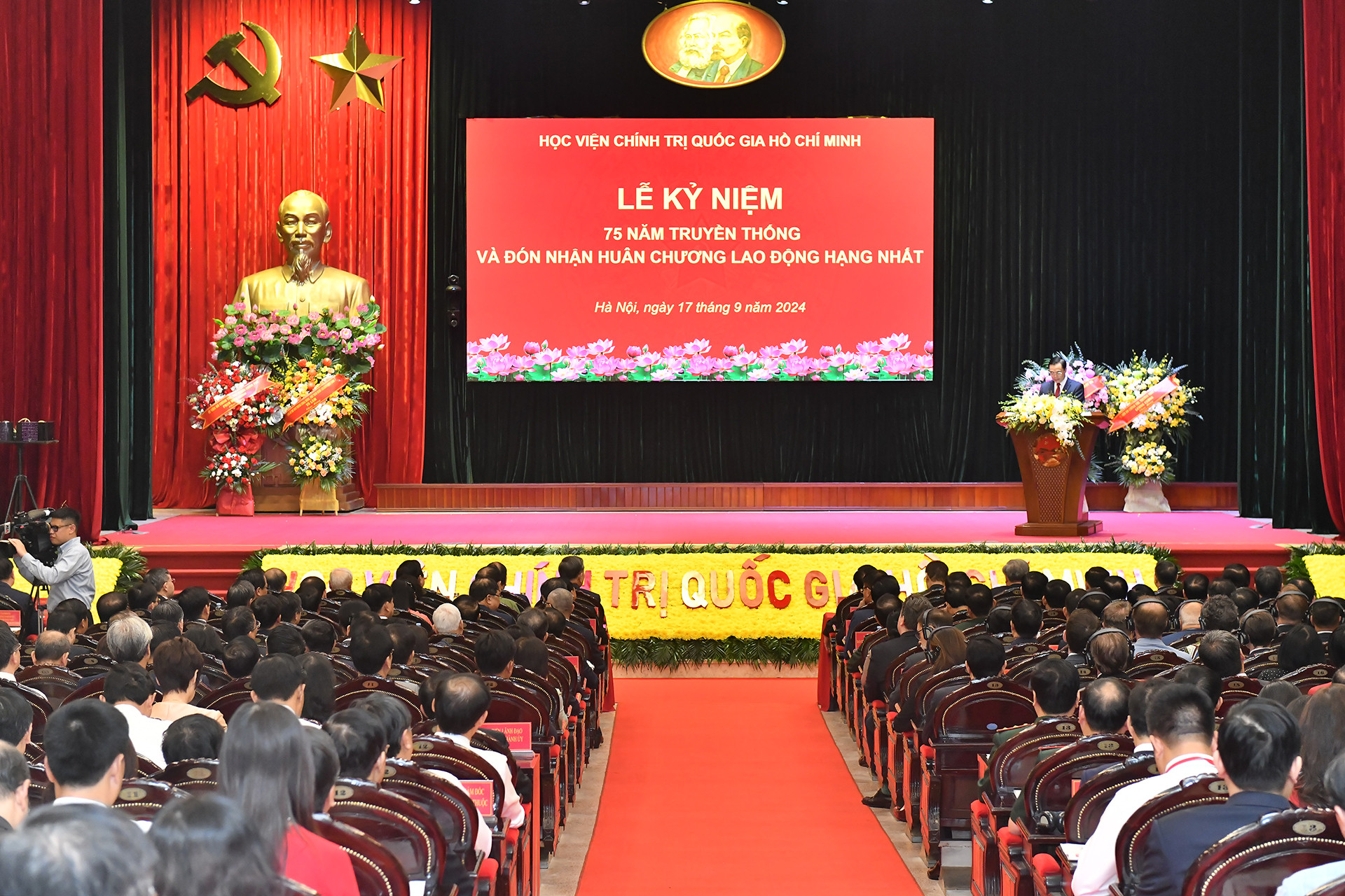 Toàn cảnh lễ kỷ niệm 75 năm truyền thống Học viện Chính trị quốc gia Hồ Chí Minh và đón nhận Huân chương Lao động hạng Nhất.