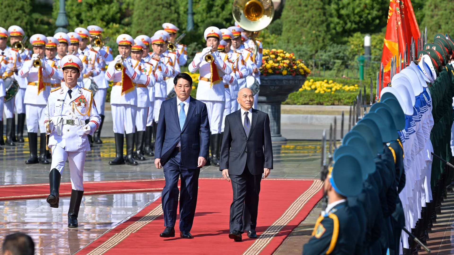 Chủ tịch nước Lương Cường và Quốc vương Campuchia Norodom Sihamoni duyệt đội danh dự Quân đội nhân dân Việt Nam.