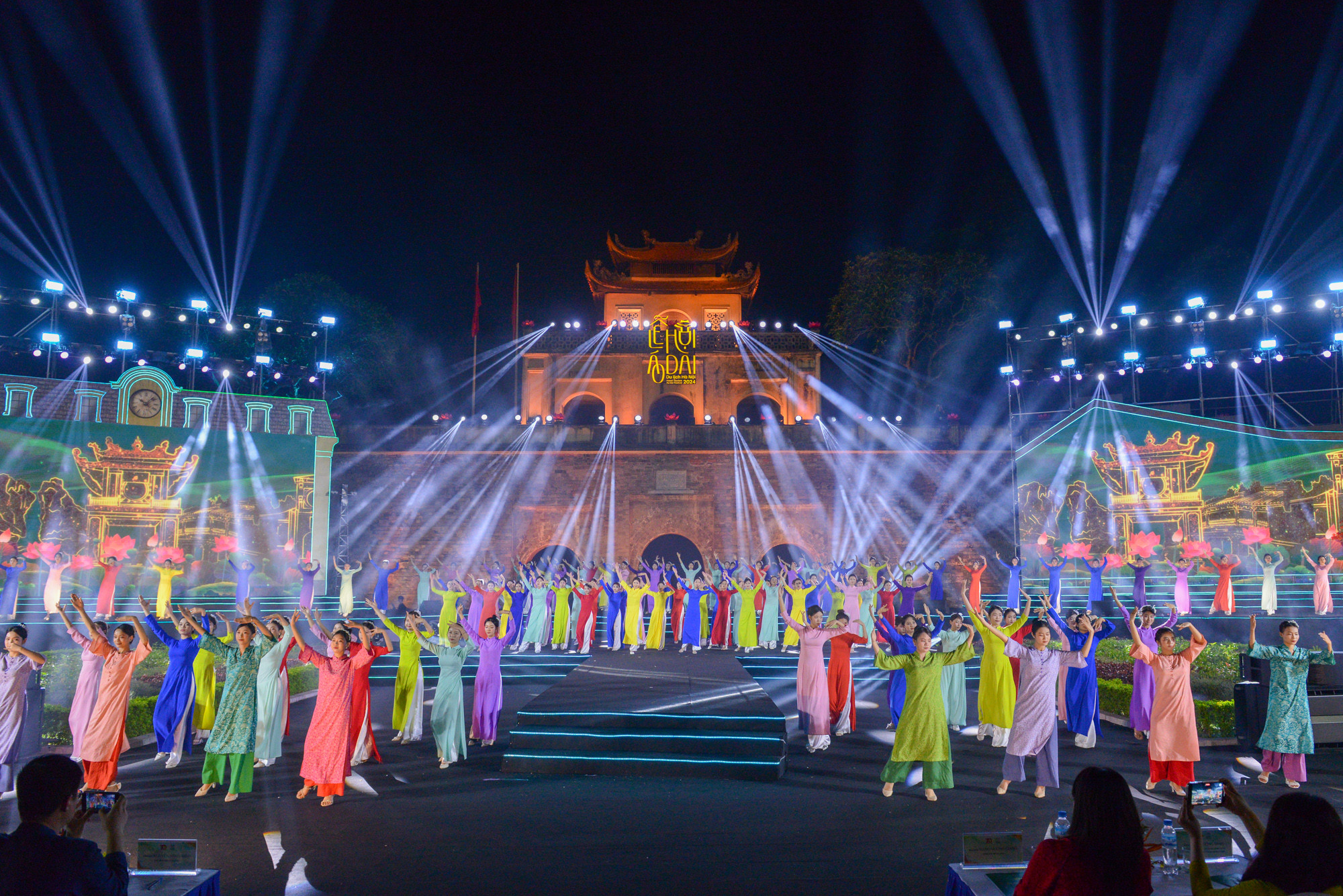 Sau 3 ngày diễn ra sôi nổi và đầy màu sắc, Lễ hội Áo dài Du lịch Hà Nội 2024 đã chính thức khép lại vào tối 6/10. Sau 3 ngày diễn ra sôi nổi và đầy màu sắc, Lễ hội Áo dài Du lịch Hà Nội 2024 đã chính thức khép lại vào tối 6/10.