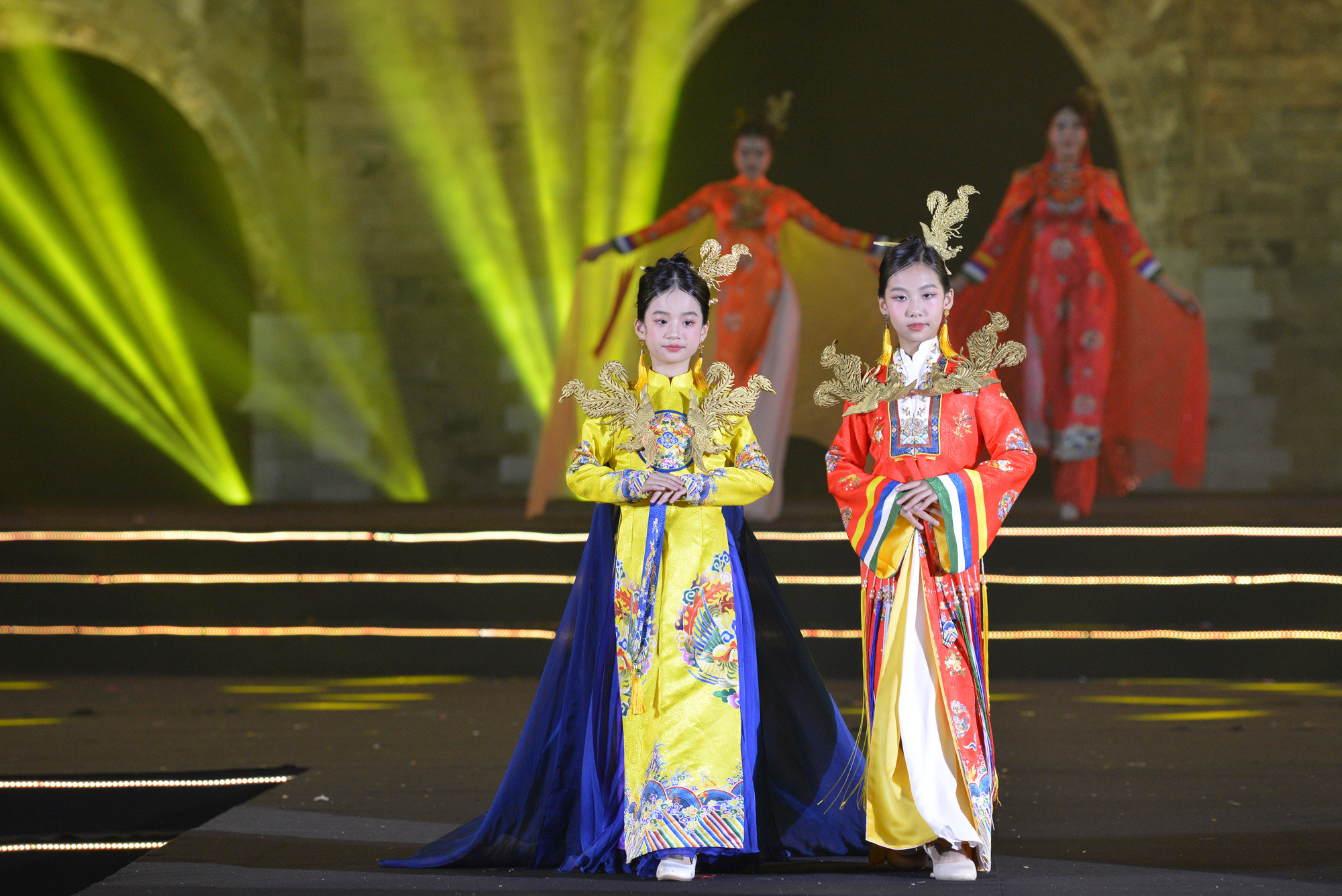 Người mẫu nhí bước đi đầy tự tin trong trang phục áo dài. Người mẫu nhí bước đi đầy tự tin trong trang phục áo dài.