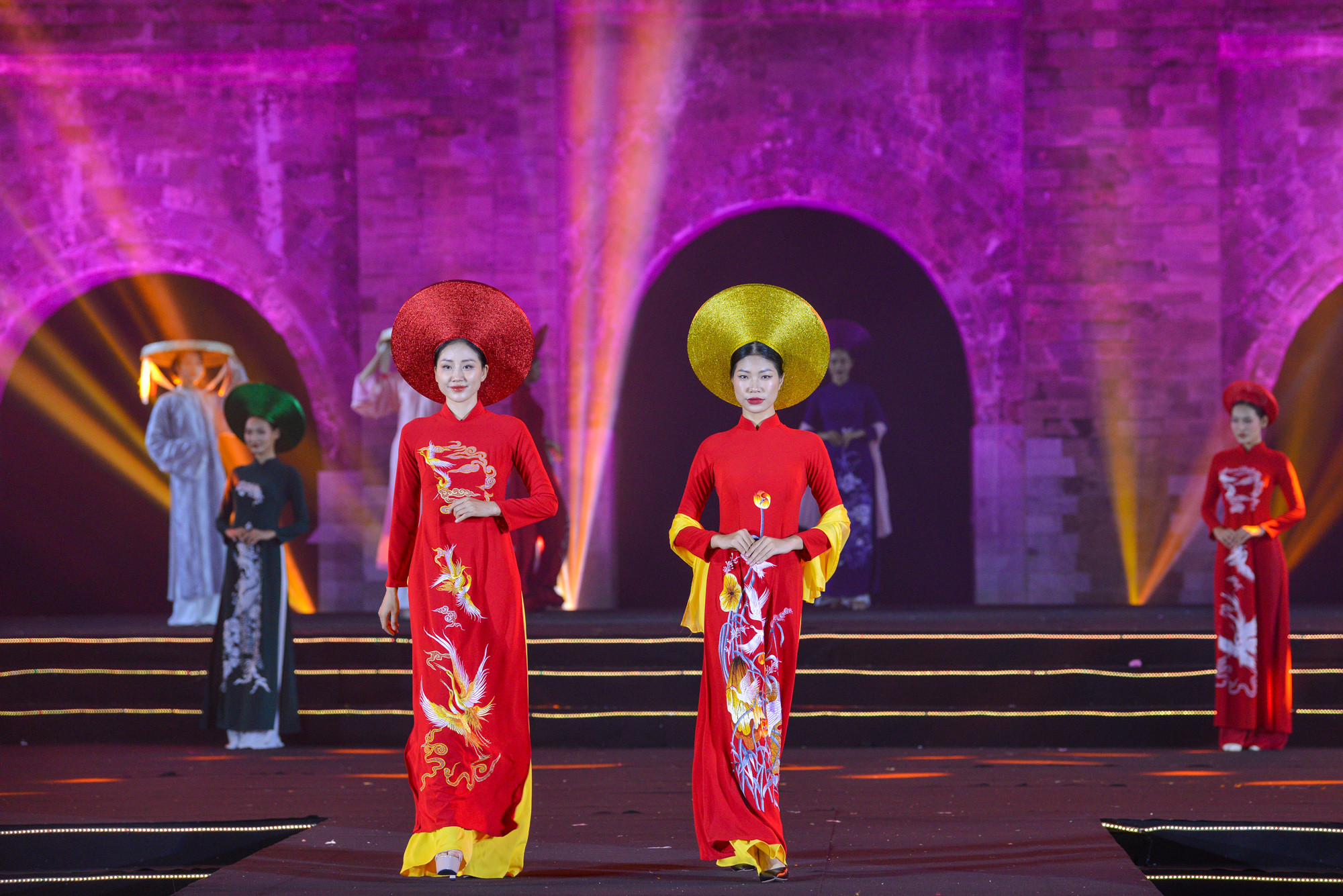 Nét áo dài xưa của nhiều vùng miền khác nhau được kết hợp trên sân khấu. Nét áo dài xưa của nhiều vùng miền khác nhau được kết hợp trên sân khấu.