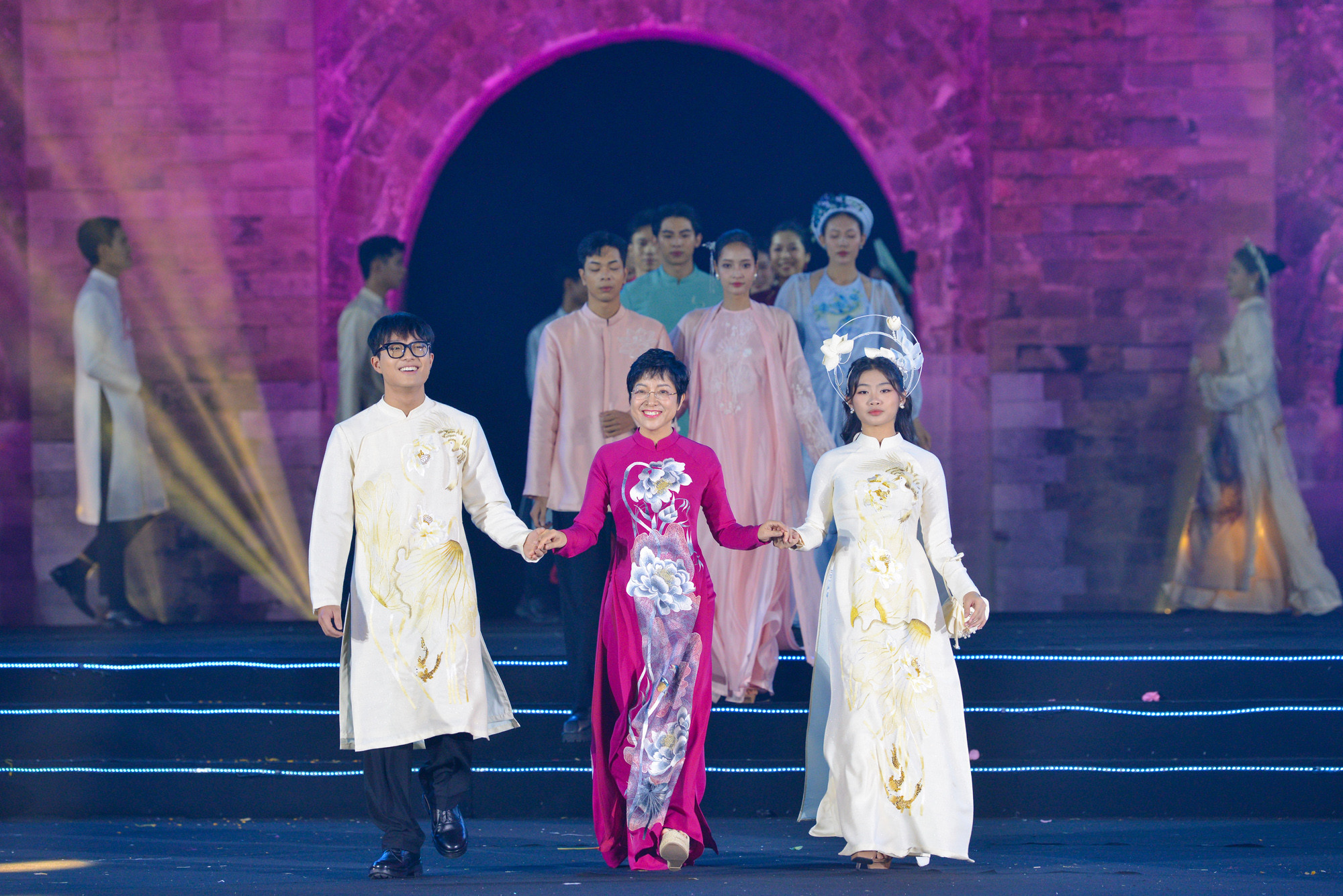 Tại đêm bế mạc có sự góp mặt của MC Thảo Vân trong trang phục áo dài cùng con trai với vai trò là người mẫu. Tại đêm bế mạc có sự góp mặt của MC Thảo Vân trong trang phục áo dài cùng con trai với vai trò là người mẫu.