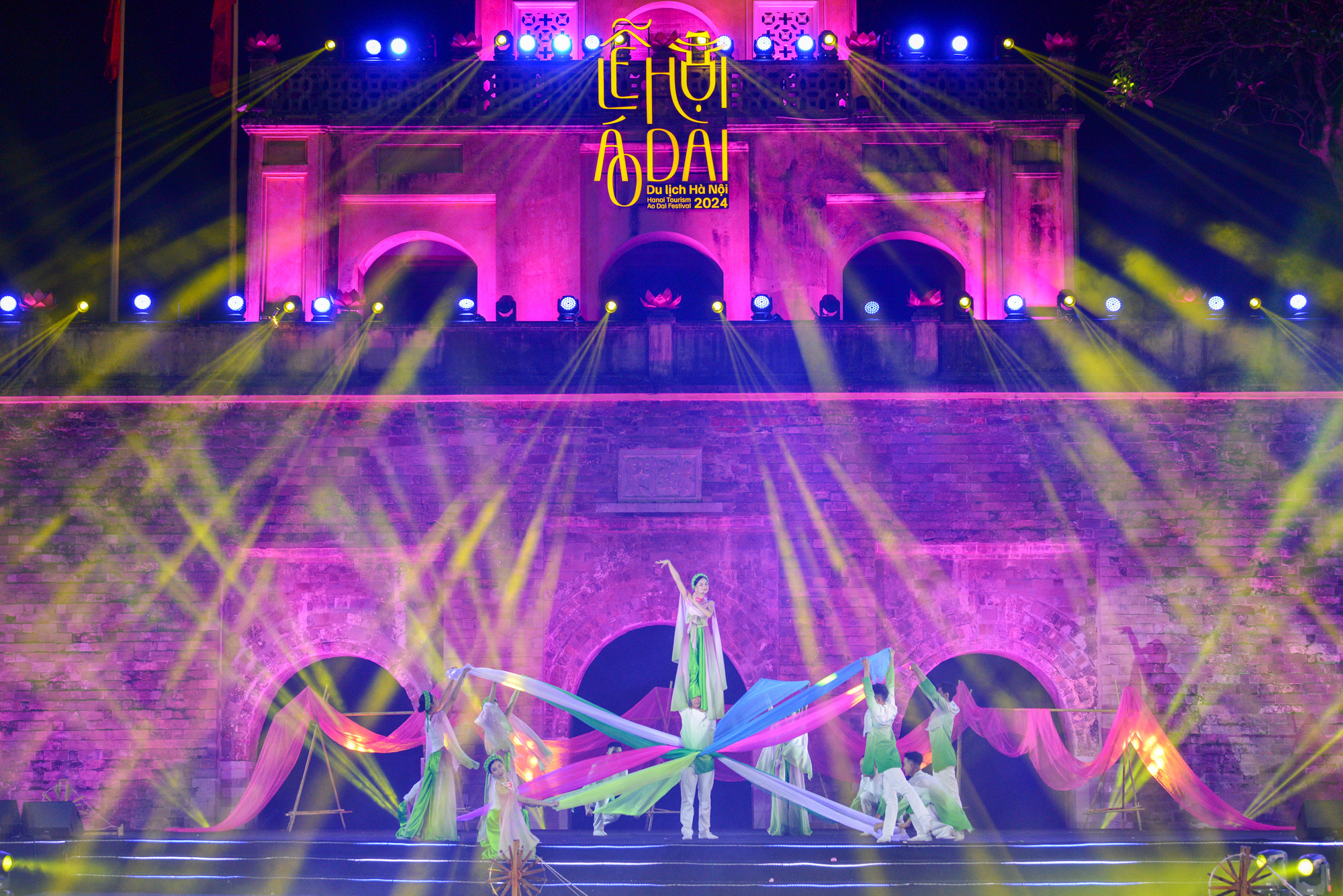 Lễ hội Áo dài Du lịch Hà Nội 2024 đã góp phần quảng bá hình ảnh Thủ đô nghìn năm văn hiến, thân thiện và mến khách. Lễ hội Áo dài Du lịch Hà Nội 2024 đã góp phần quảng bá hình ảnh Thủ đô nghìn năm văn hiến, thân thiện và mến khách.