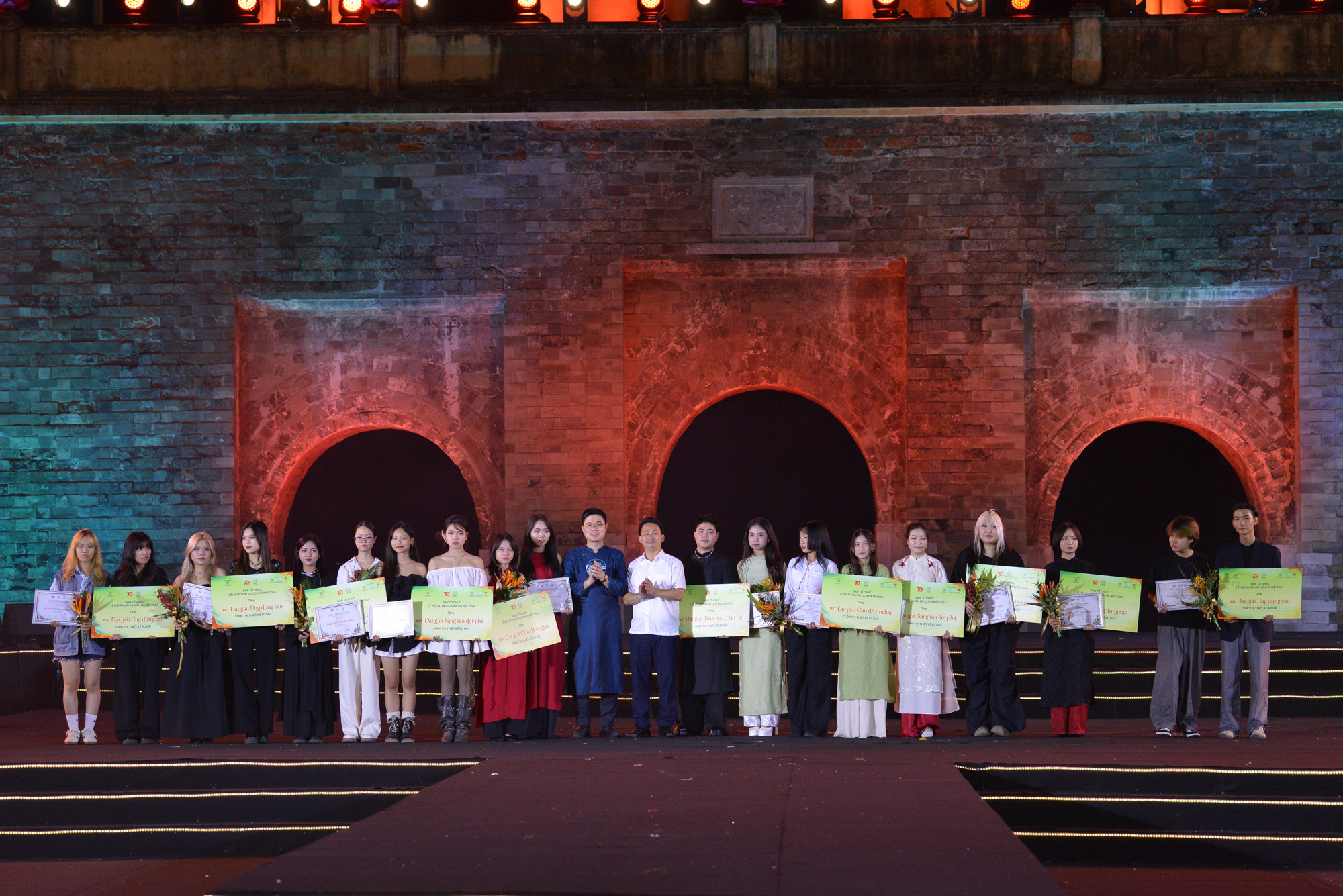 Ban tổ chức trao giải thưởng cuộc thi cuộc thi Thiết kế Áo dài cho các đội, cá nhân xuất sắc. Ban tổ chức trao giải thưởng cuộc thi cuộc thi Thiết kế Áo dài cho các đội, cá nhân xuất sắc.