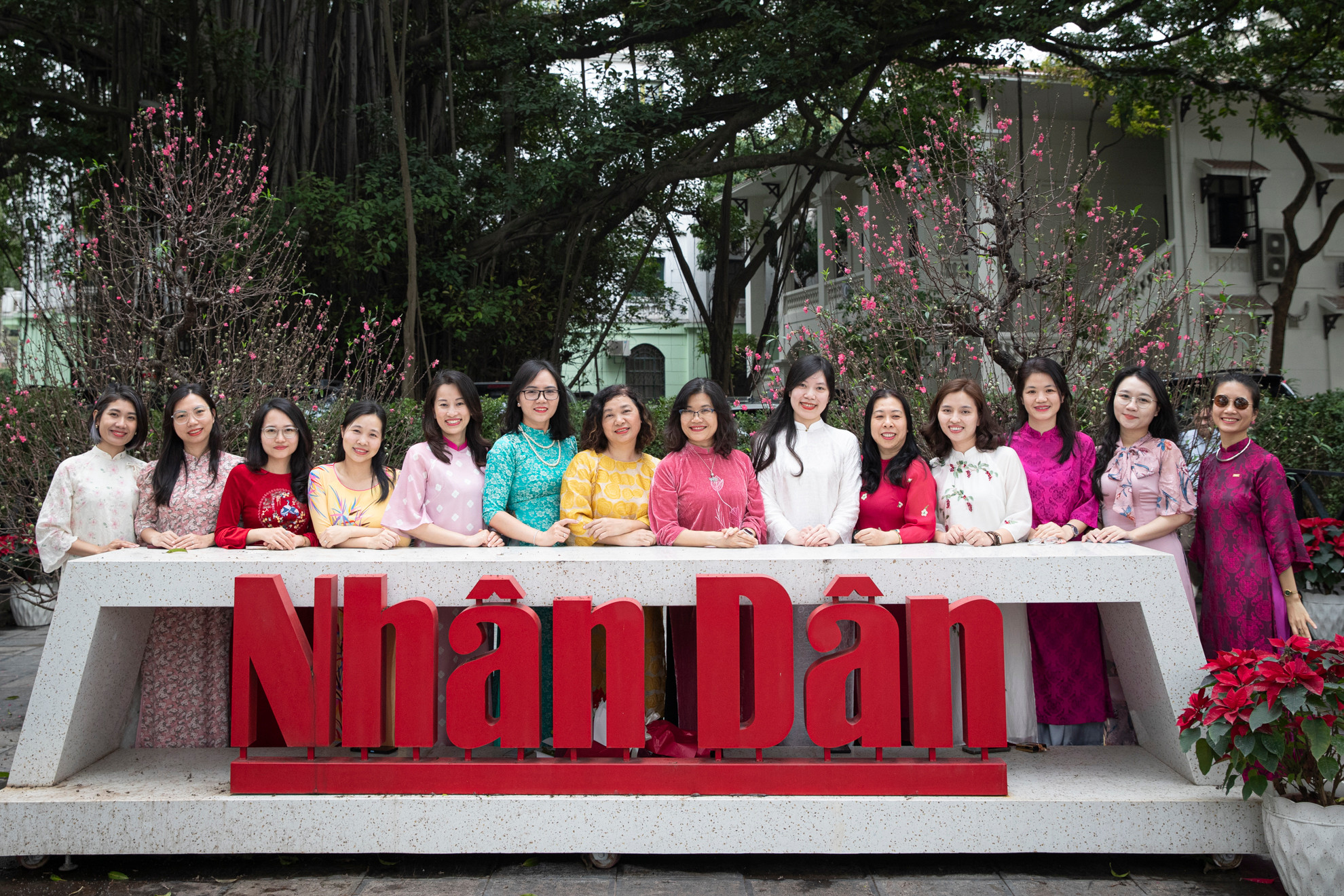 Những tà áo dài của cán bộ, phóng viên Báo Nhân Dân góp phần tôn vinh nét đẹp của người phụ nữ Việt Nam; đồng thời, khơi dậy trách nhiệm gìn giữ, phát huy giá trị của chiếc áo dài - Di sản văn hóa Việt Nam.