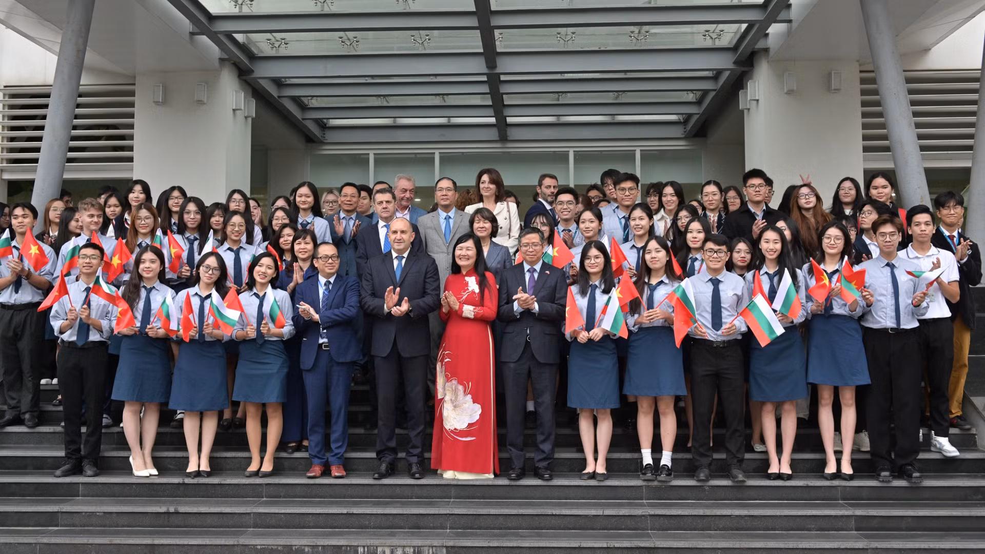 Tổng thống Bulgaria Rumen Radev cùng các đại biểu với sinh viên Học viện Ngoại giao.