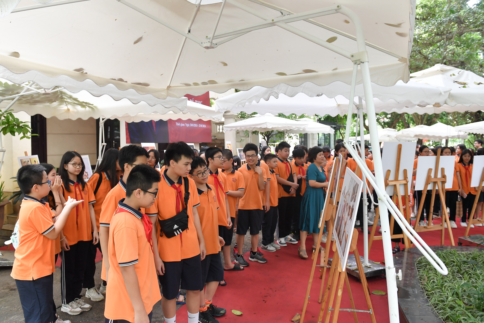 Các bạn học sinh tham quan triển lãm.