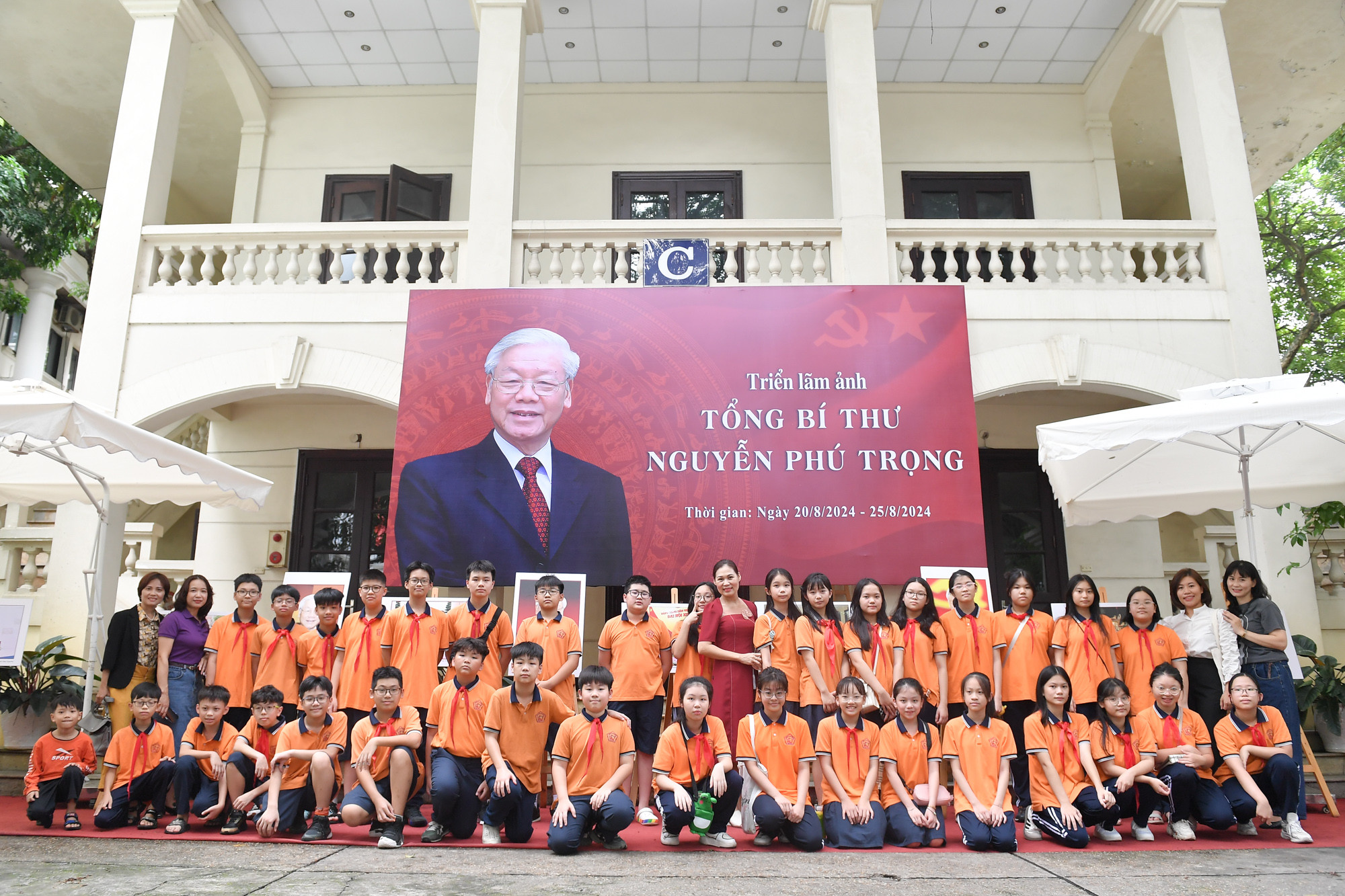 Giáo viên, phụ huynh, học sinh Trường trung học cơ sở Nguyễn Trãi (quận Ba Đình, Hà Nội) tham quan tại Triển lãm ảnh Tổng Bí thư Nguyễn Phú Trọng.