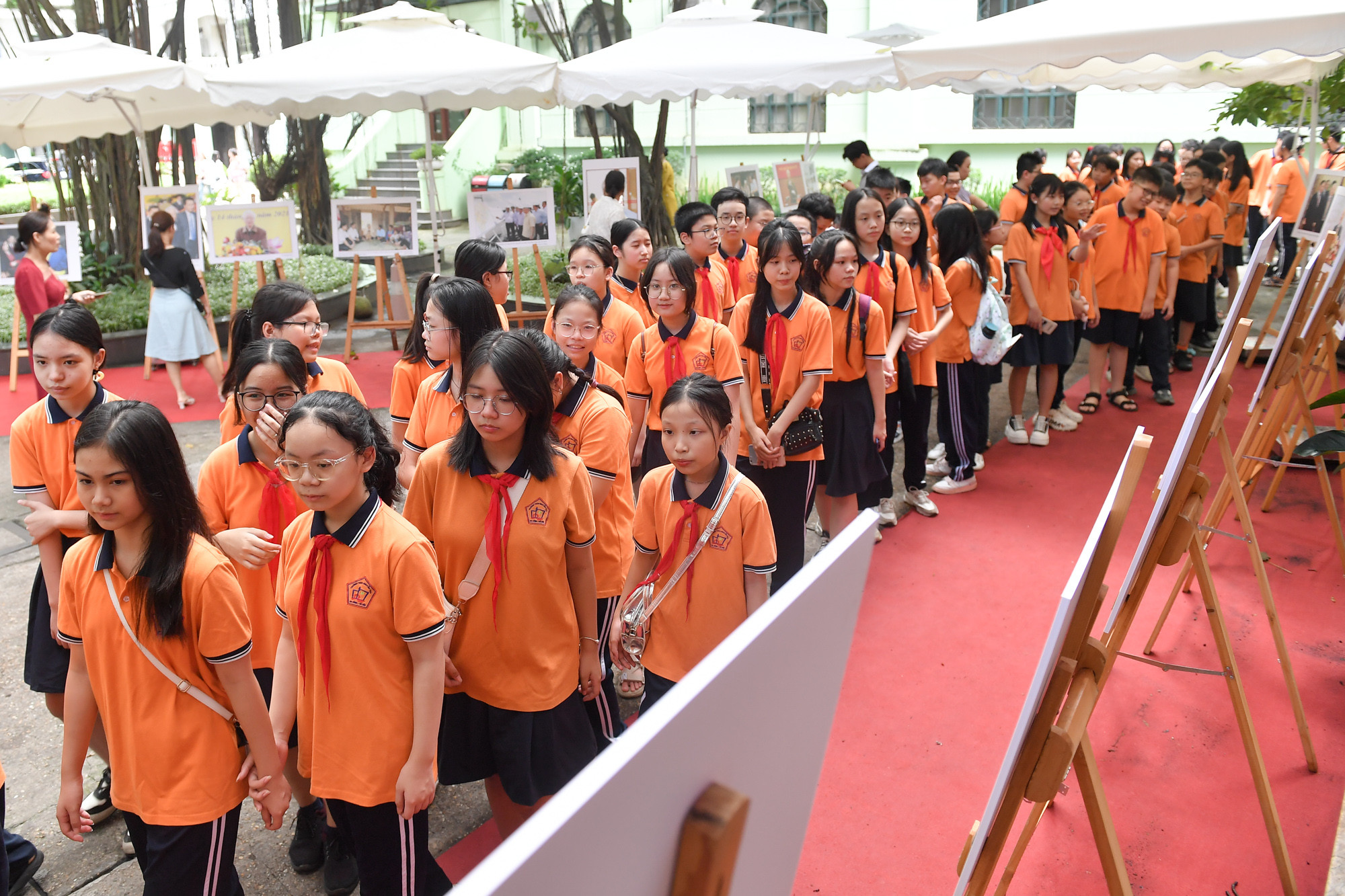 Các bạn học sinh Trường trung học cơ sở Nguyễn Trãi xếp hàng tham tham quan Triển lãm ảnh Tổng Bí thư Nguyễn Phú Trọng.