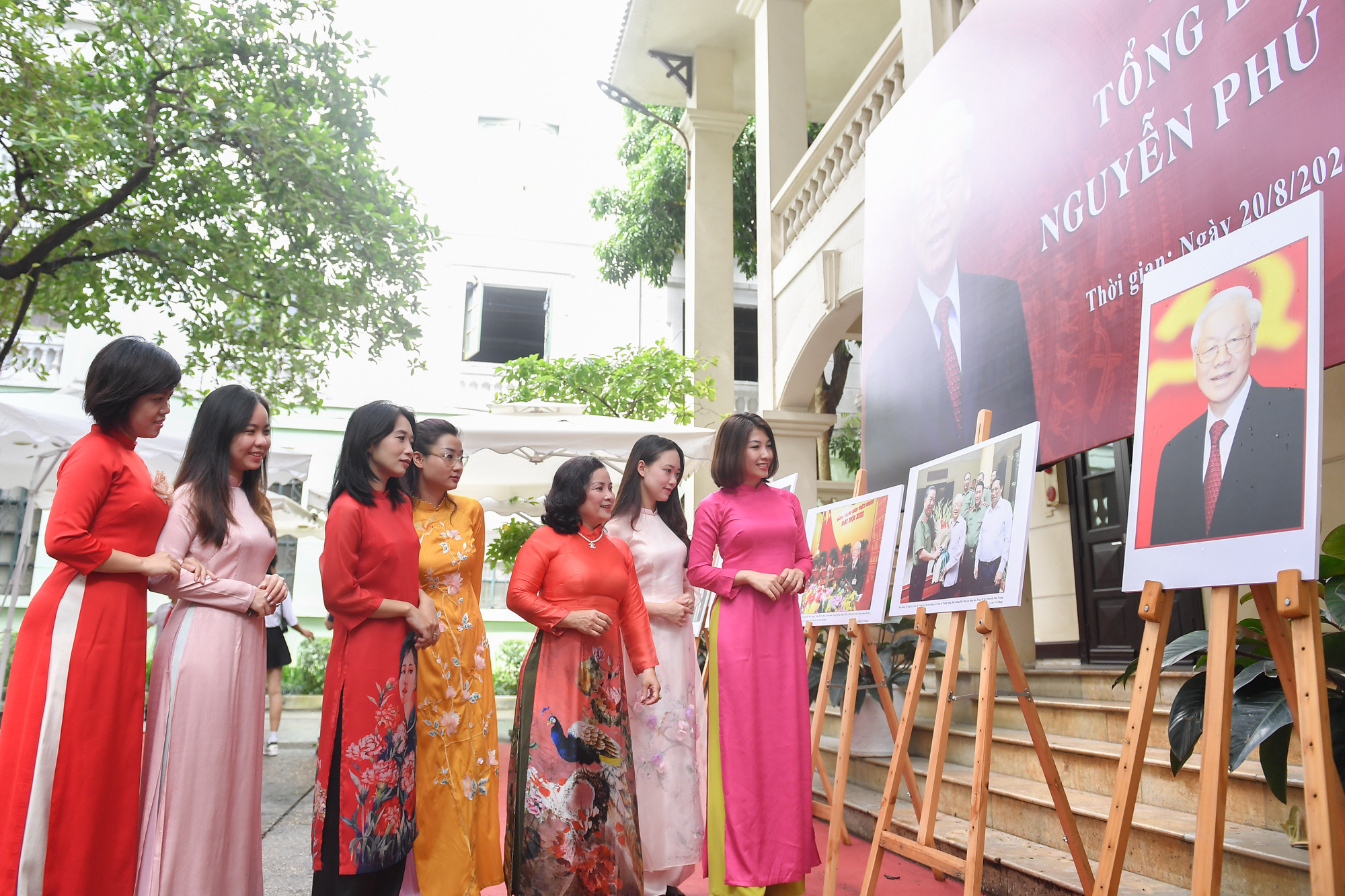 Những bức ảnh ấn tượng về cuộc đời, sự nghiệp của Tổng Bí thư Nguyễn Phú Trọng qua các thời kỳ và lĩnh vực tạo nhiều cảm xúc cho người xem.