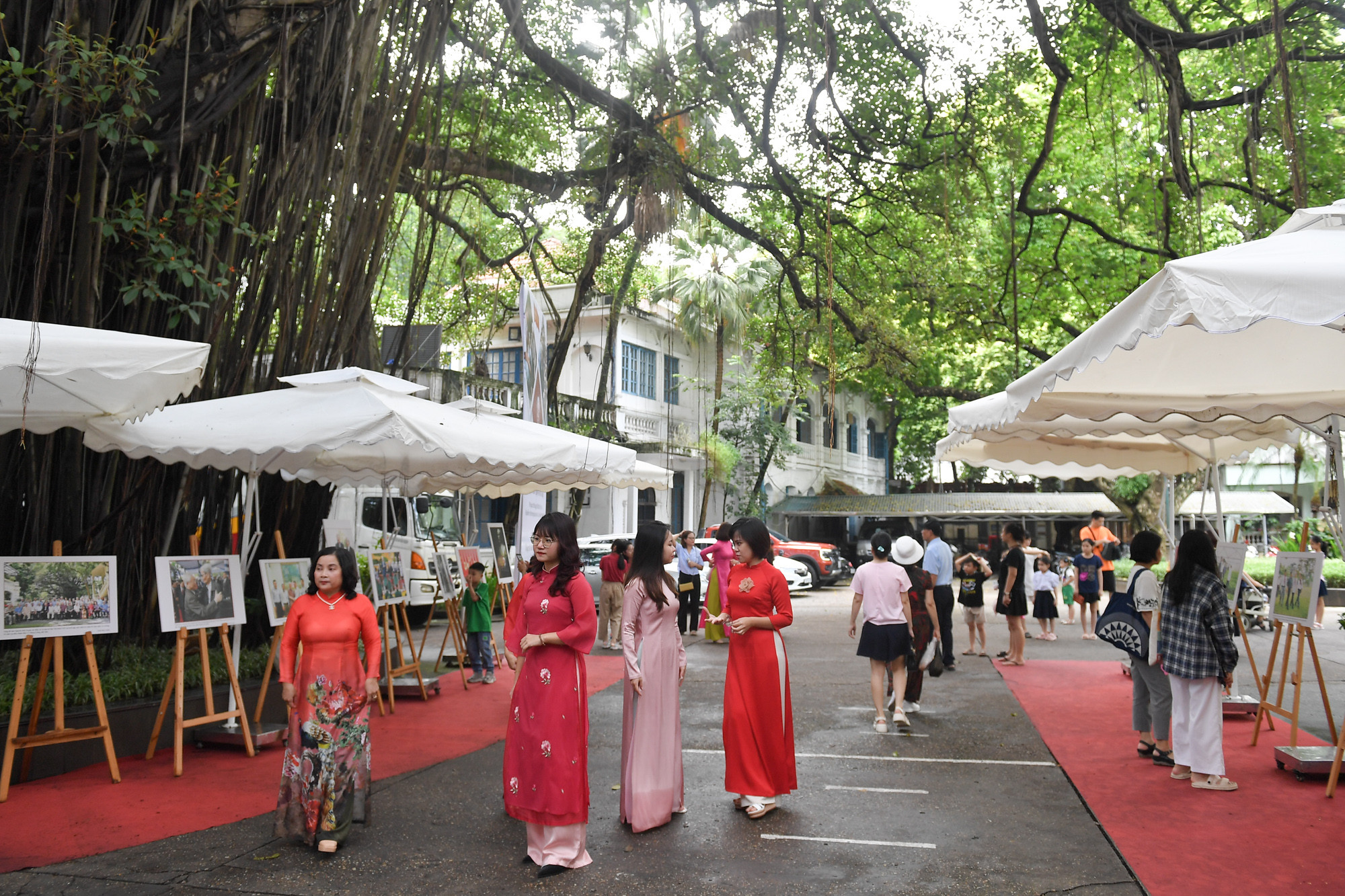 Ngày 25/8 là ngày cuối cùng diễn ra Triển lãm ảnh Tổng Bí thư Nguyễn Phú Trọng tại trụ sở tòa soạn Báo Nhân Dân (số 71 Hàng Trống, quận Hoàn Kiếm, Hà Nội), nhiều người dân đã đến tham quan từ rất sớm.