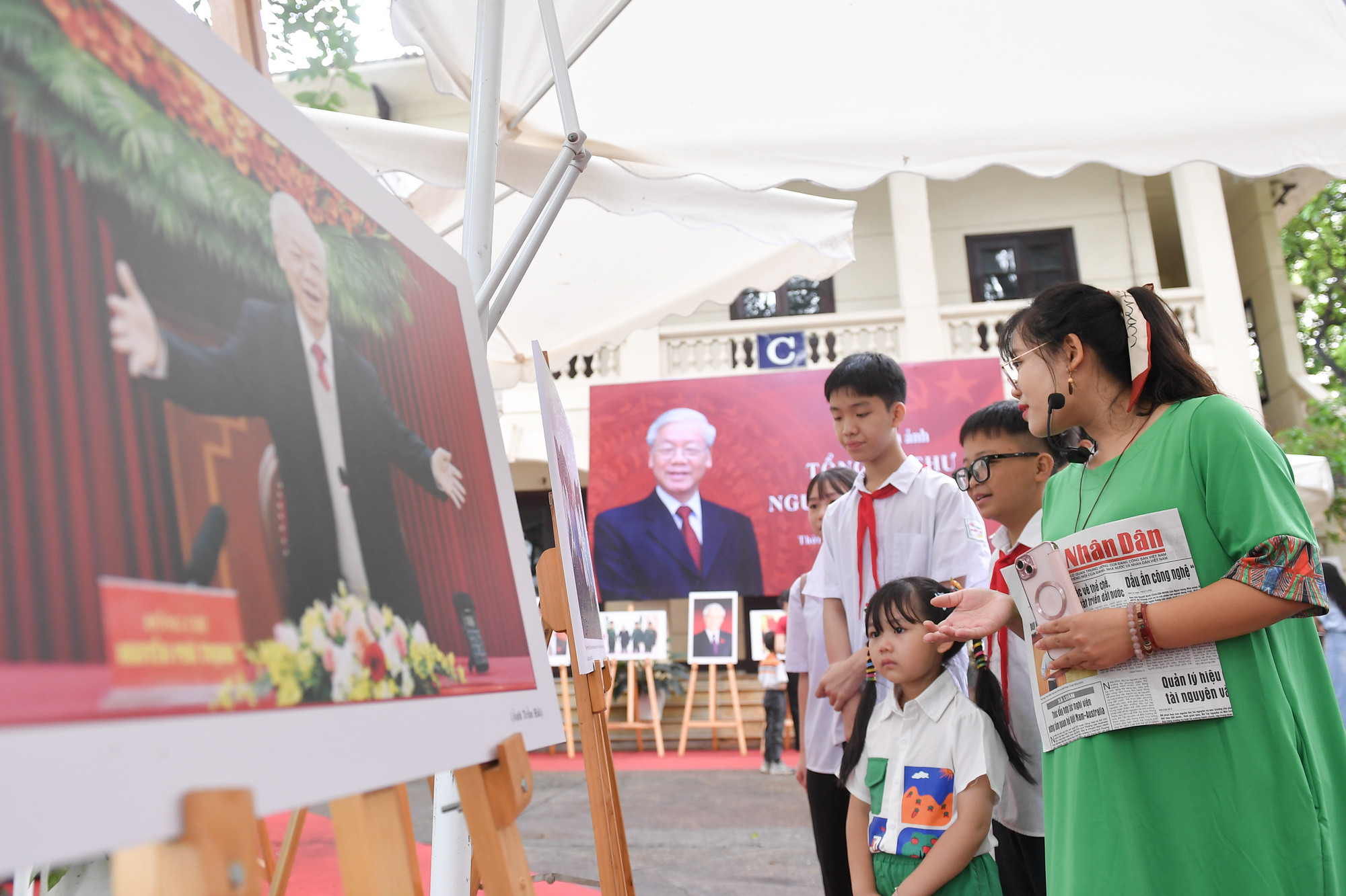 Các cô giáo đã biến cuộc tham quan triển lãm trở thành giờ học ngoại khóa bổ ích cho học sinh.