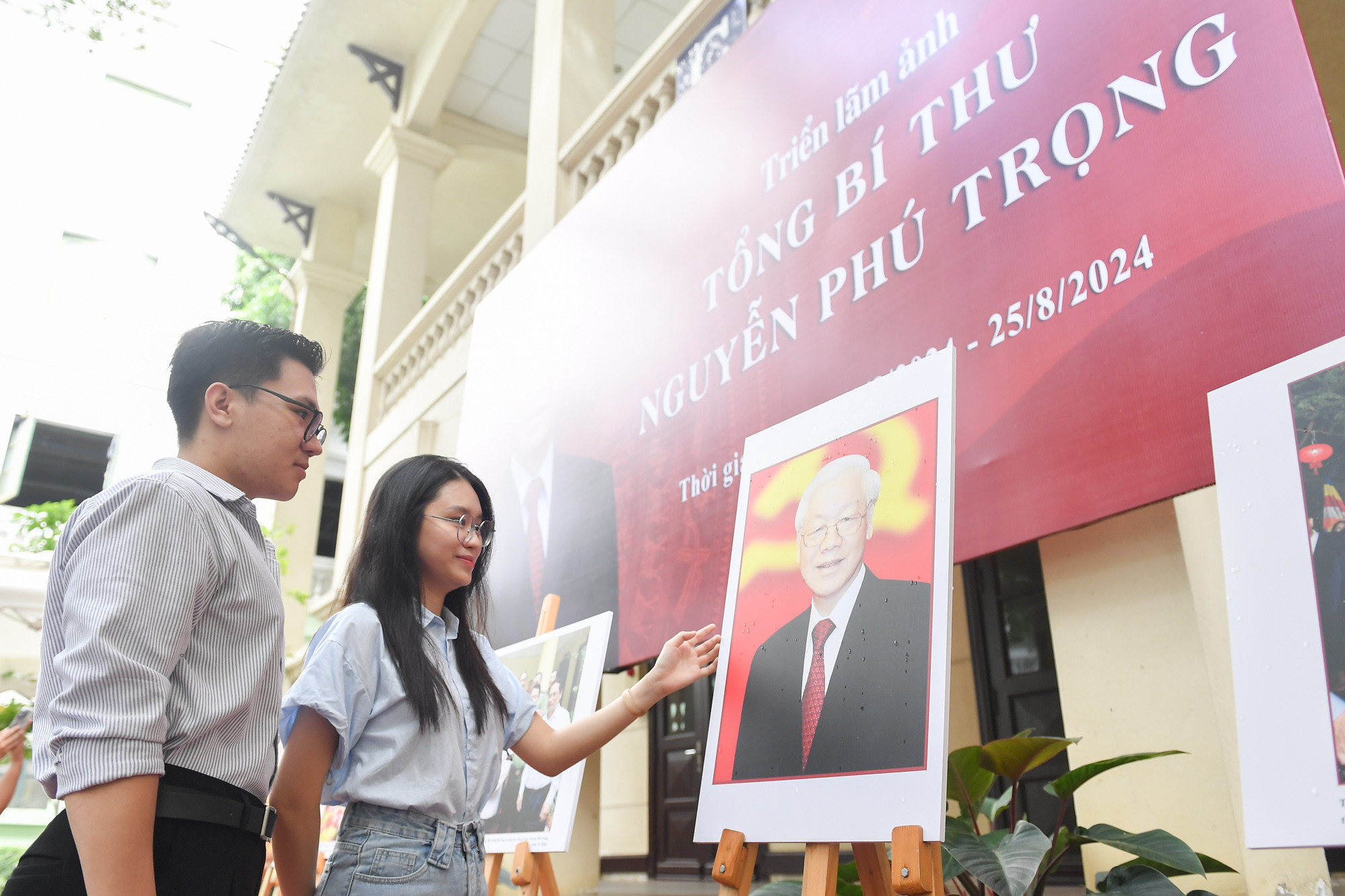 Nhiều bạn trẻ chọn Triển lãm ảnh Tổng Bí thư Nguyễn Phú Trọng là điểm đến đầu tiên trong chuyến đi chơi ngày cuối tuần.