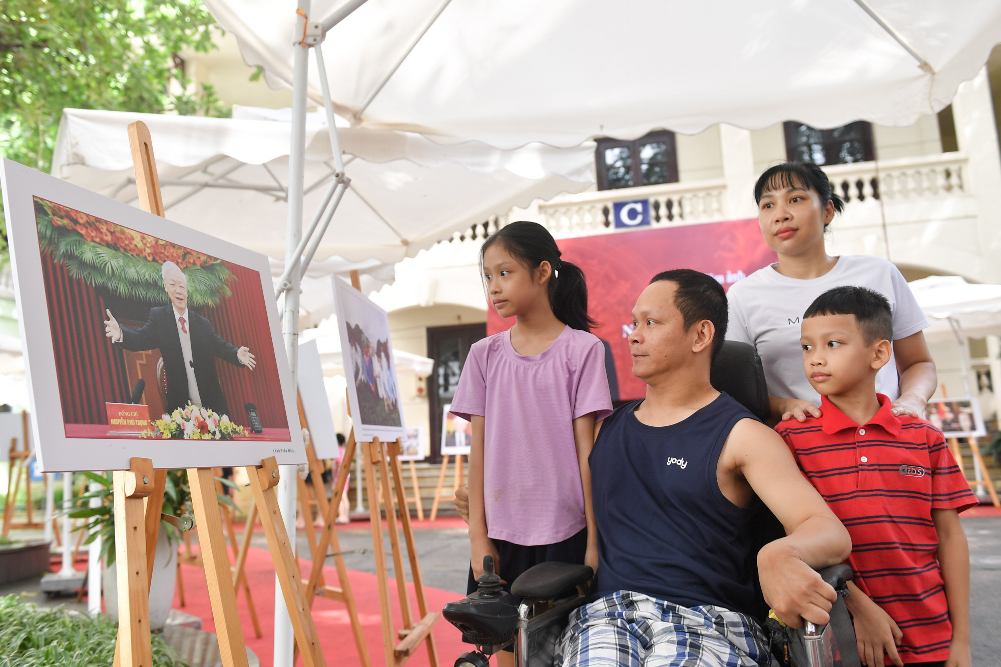 Nhiều gia đình cho dù di chuyển khó khăn cũng đã đến tham quan triển lãm từ khá sớm.