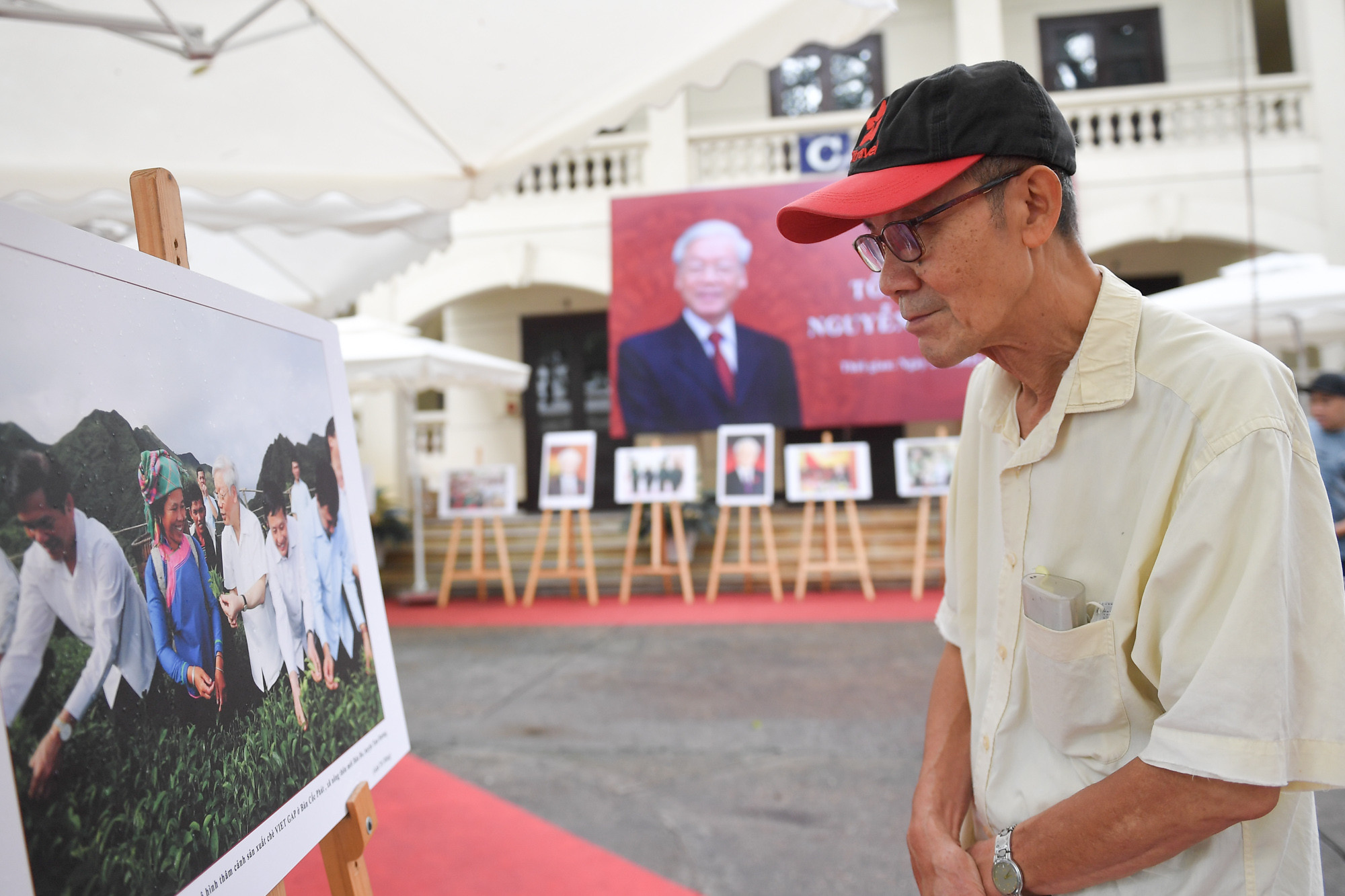 Triển lãm ảnh Tổng Bí thư Nguyễn Phú Trọng thu hút nhiều tầng lớp nhân dân quan tâm tới tham quan.