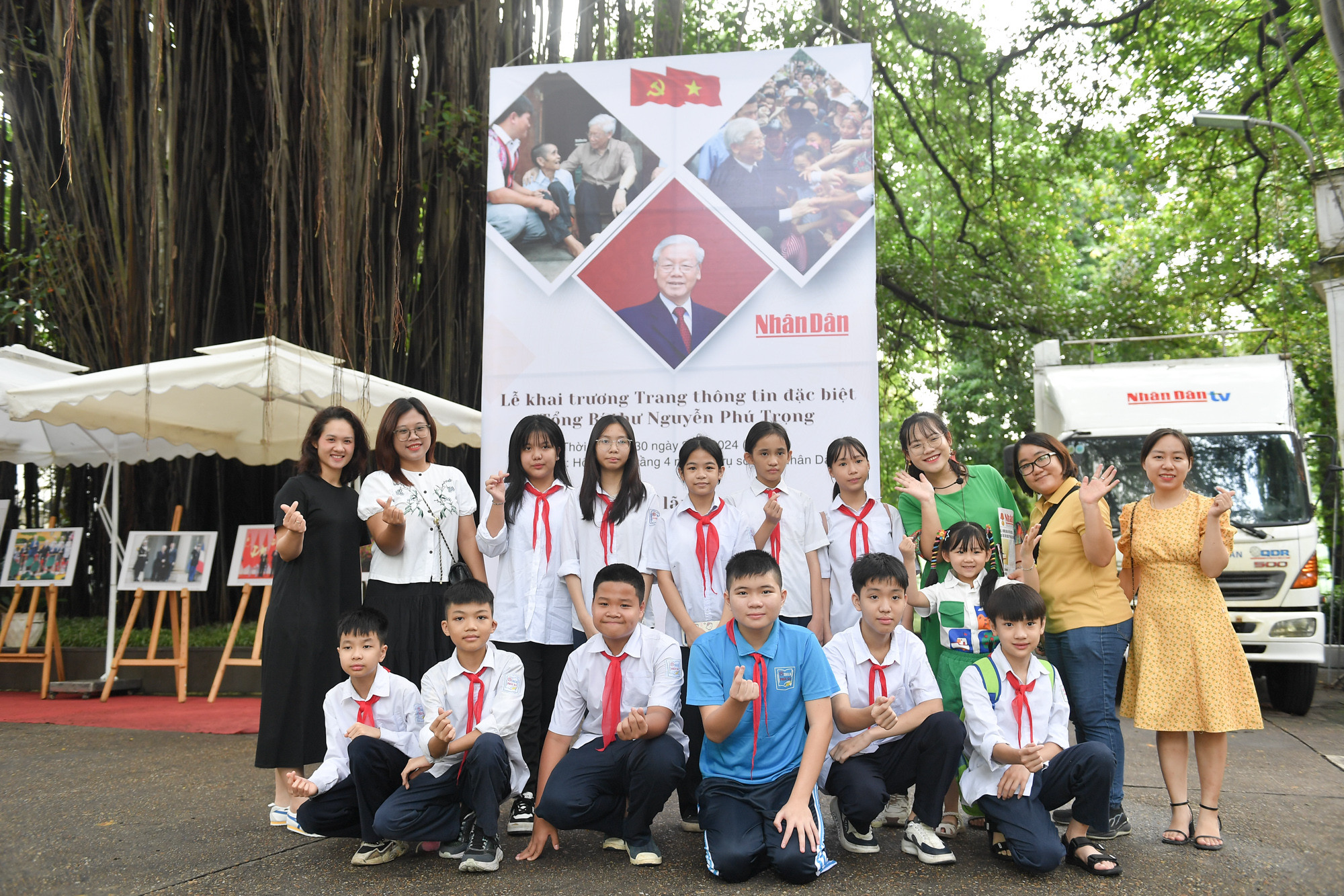 Tập thể giáo viên và học sinh Trường trung học cơ sở Phúc Xá (quận Ba Đình, Hà Nội) tham quan Triển lãm về Tổng Bí thư Nguyễn Phú Trọng.