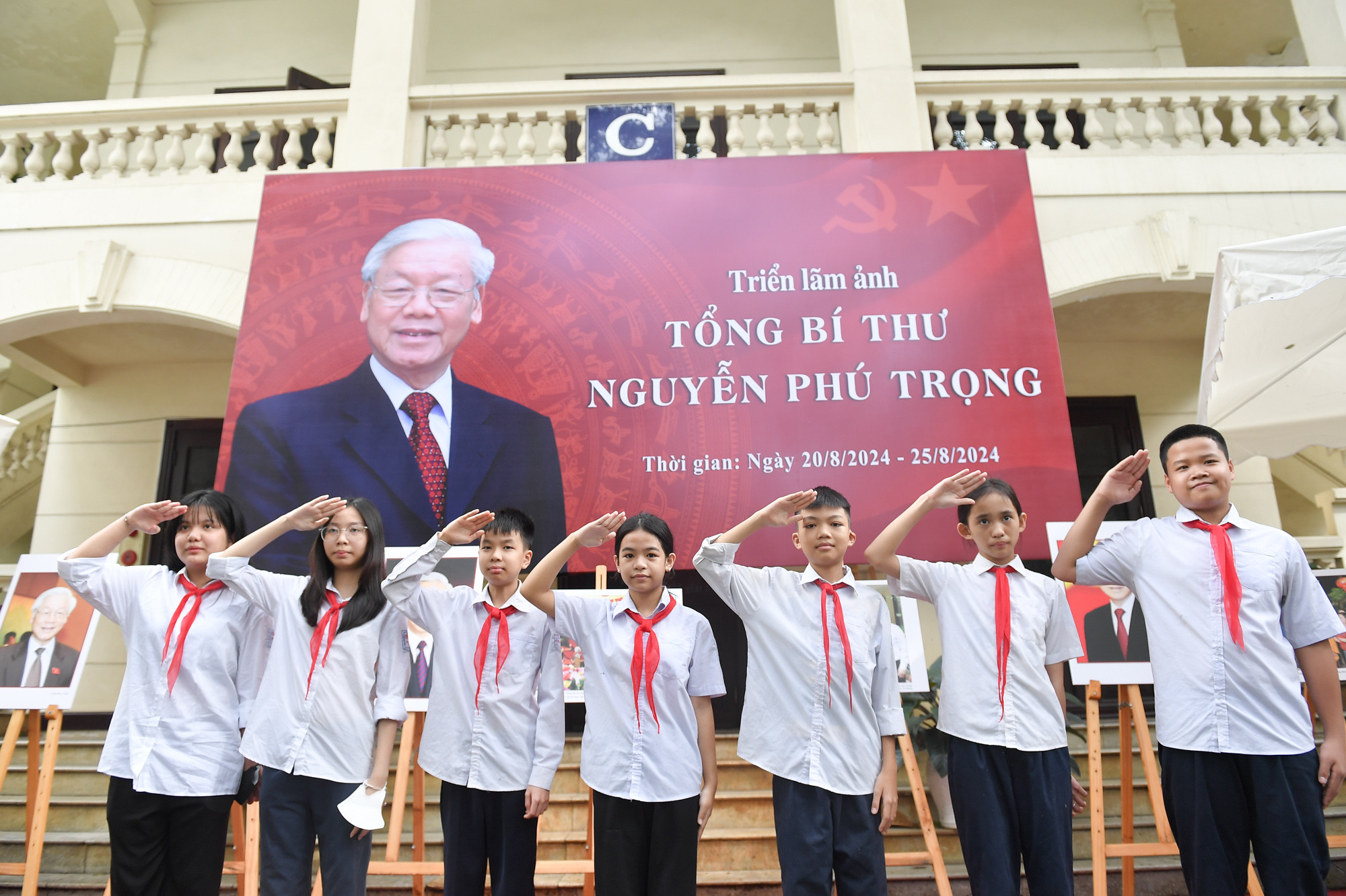 Các bạn học sinh Trường trung học cơ sở Phúc Xá đứng nghiêm chào dưới tấm hình Tổng Bí thư Nguyễn Phú Trọng.