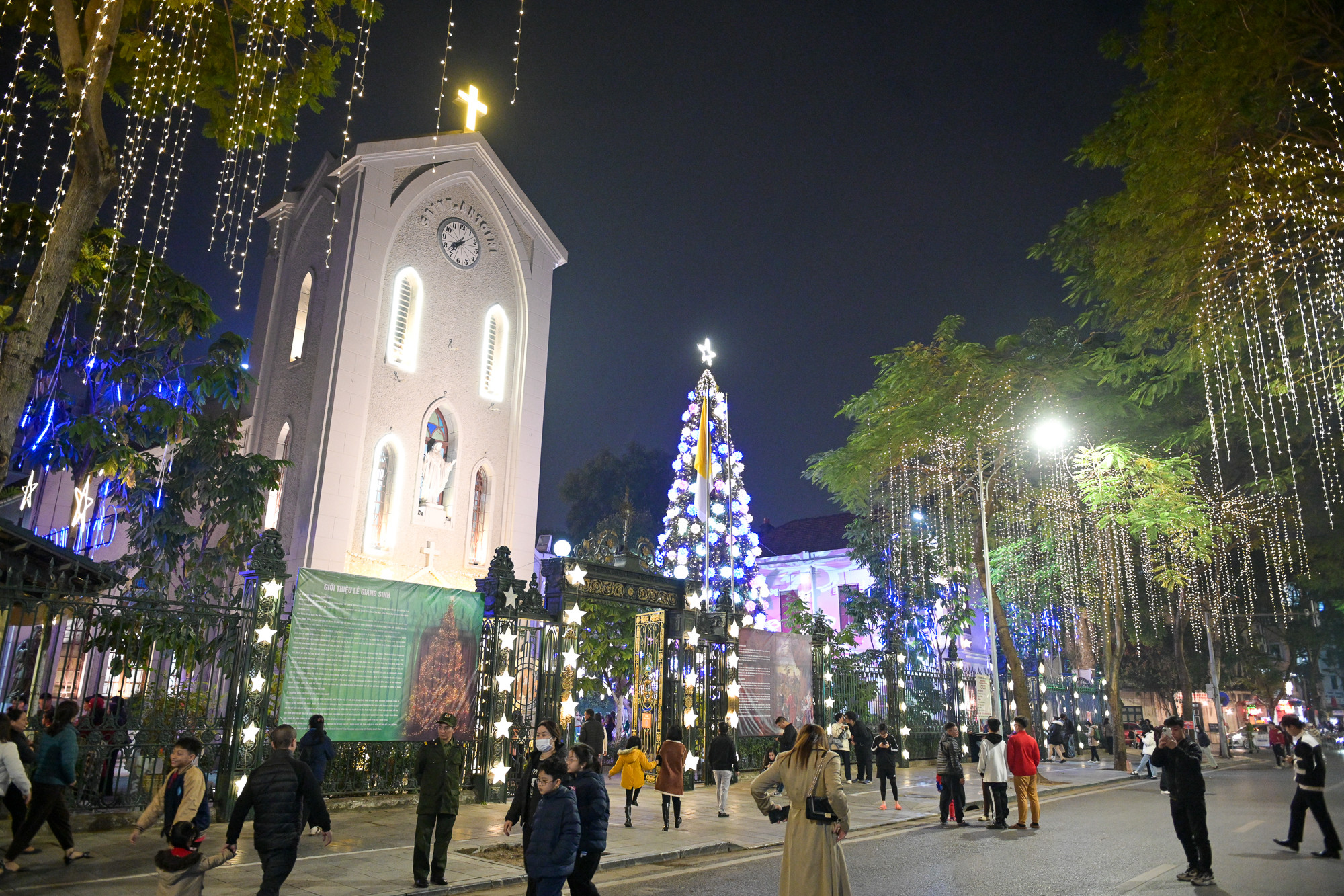 Nhà thờ Hàm Long rực rỡ sắc màu trong đêm Giáng sinh. Nhà thờ Hàm Long rực rỡ sắc màu trong đêm Giáng sinh.