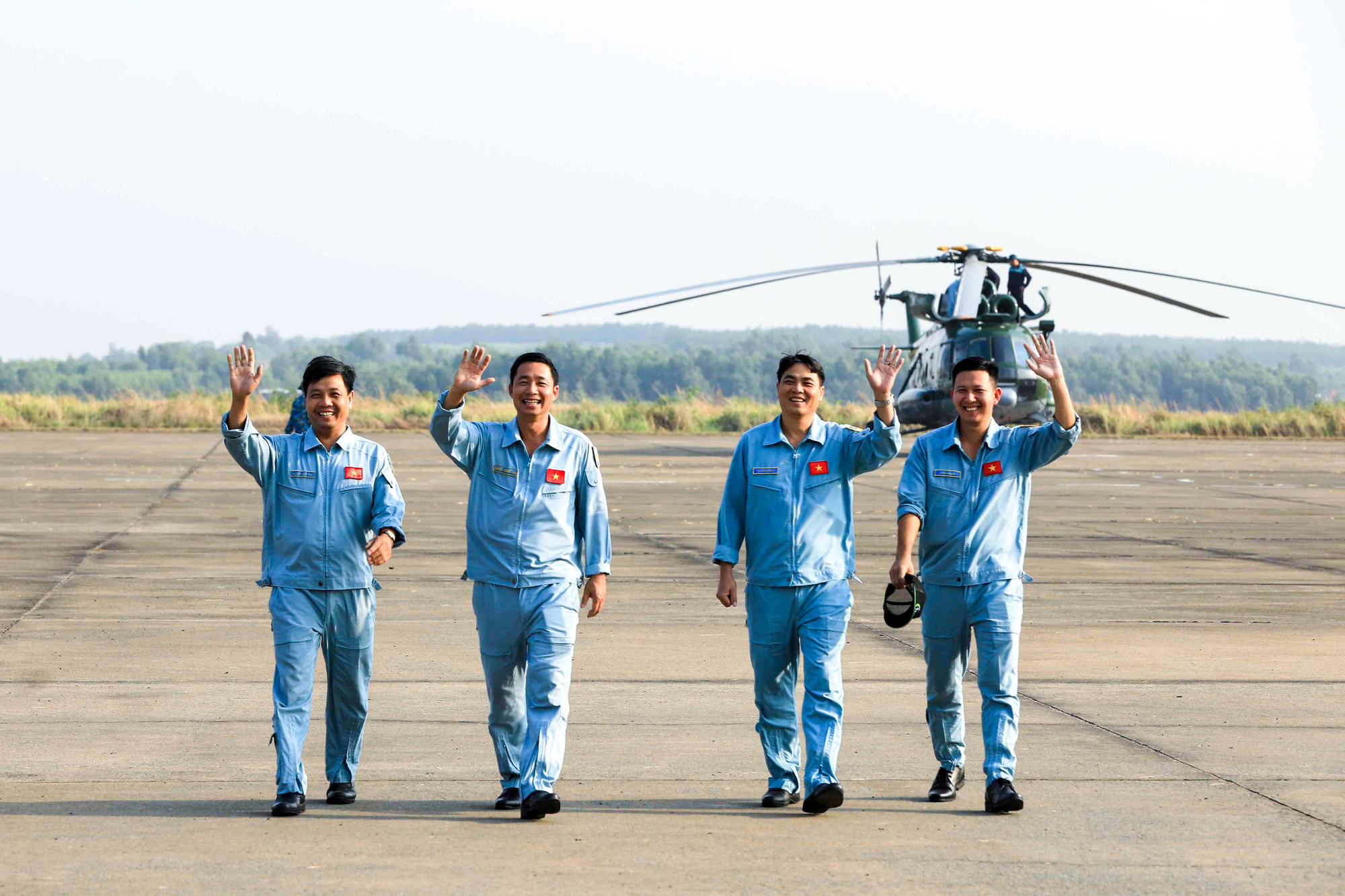 Đến thời điểm hiện tại, các cán bộ, phi công, tổ bay đã thực hành nhuần nhuyễn bài huấn luyện, bay biểu diễn kéo cờ Đảng, cờ Tổ quốc, quyết tâm mang đến màn trình diễn đặc sắc tại Lễ kỷ niệm 50 năm Ngày Giải phóng miền nam, thống nhất đất nước.