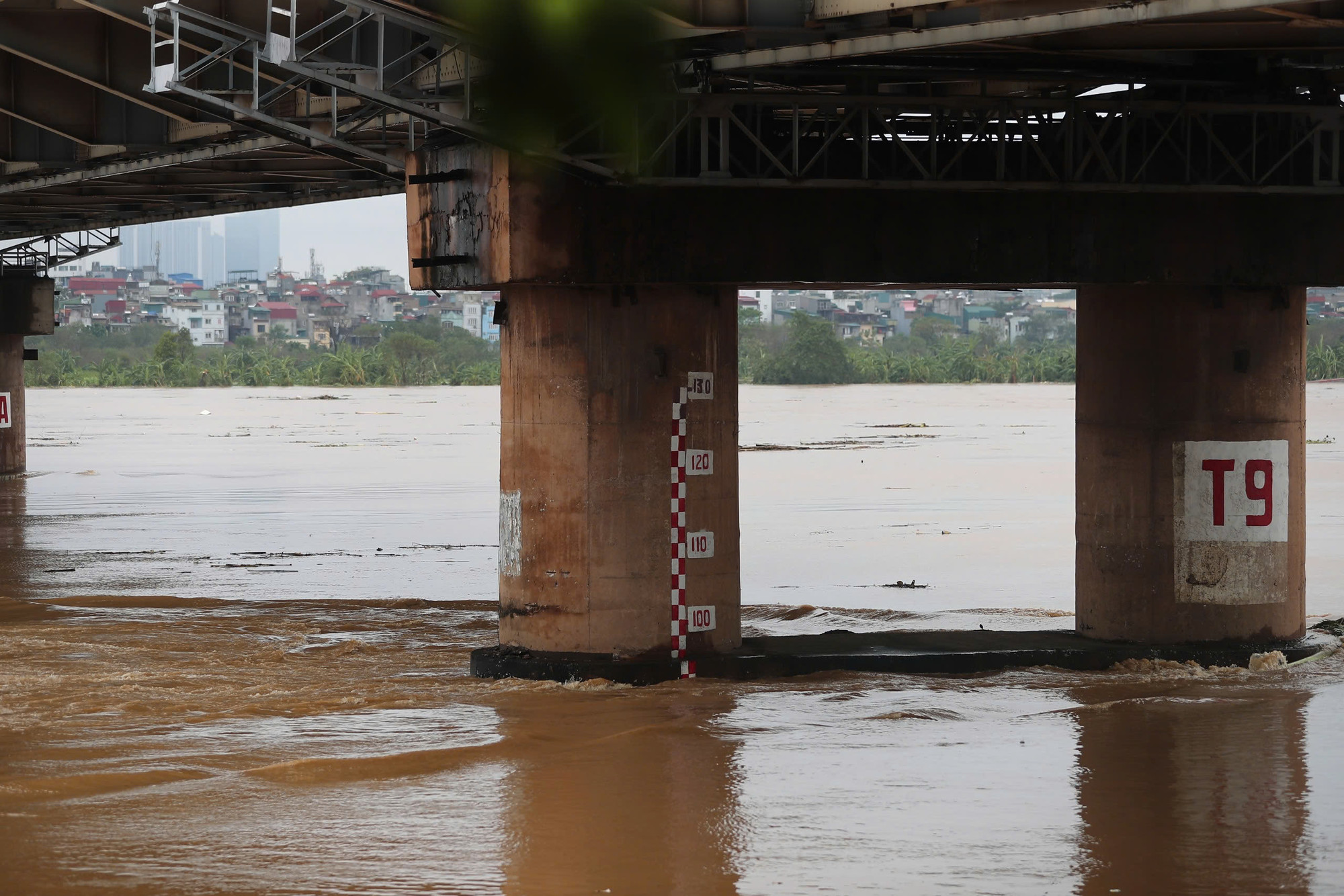 Mực nước cao tại chân cầu Chương Dương.