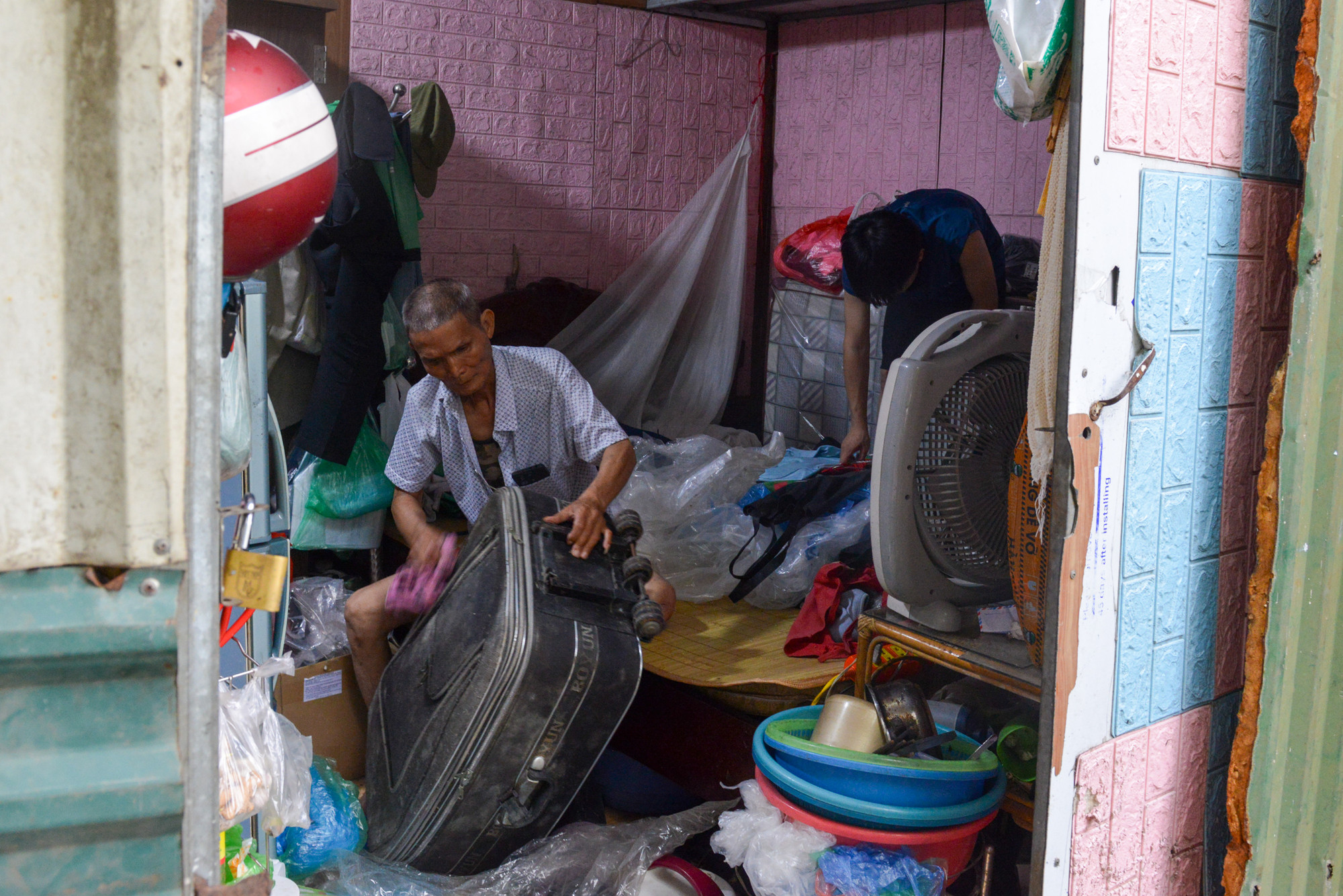 Nhiều gia đình dọn dẹp, sẵn sàng di dời.