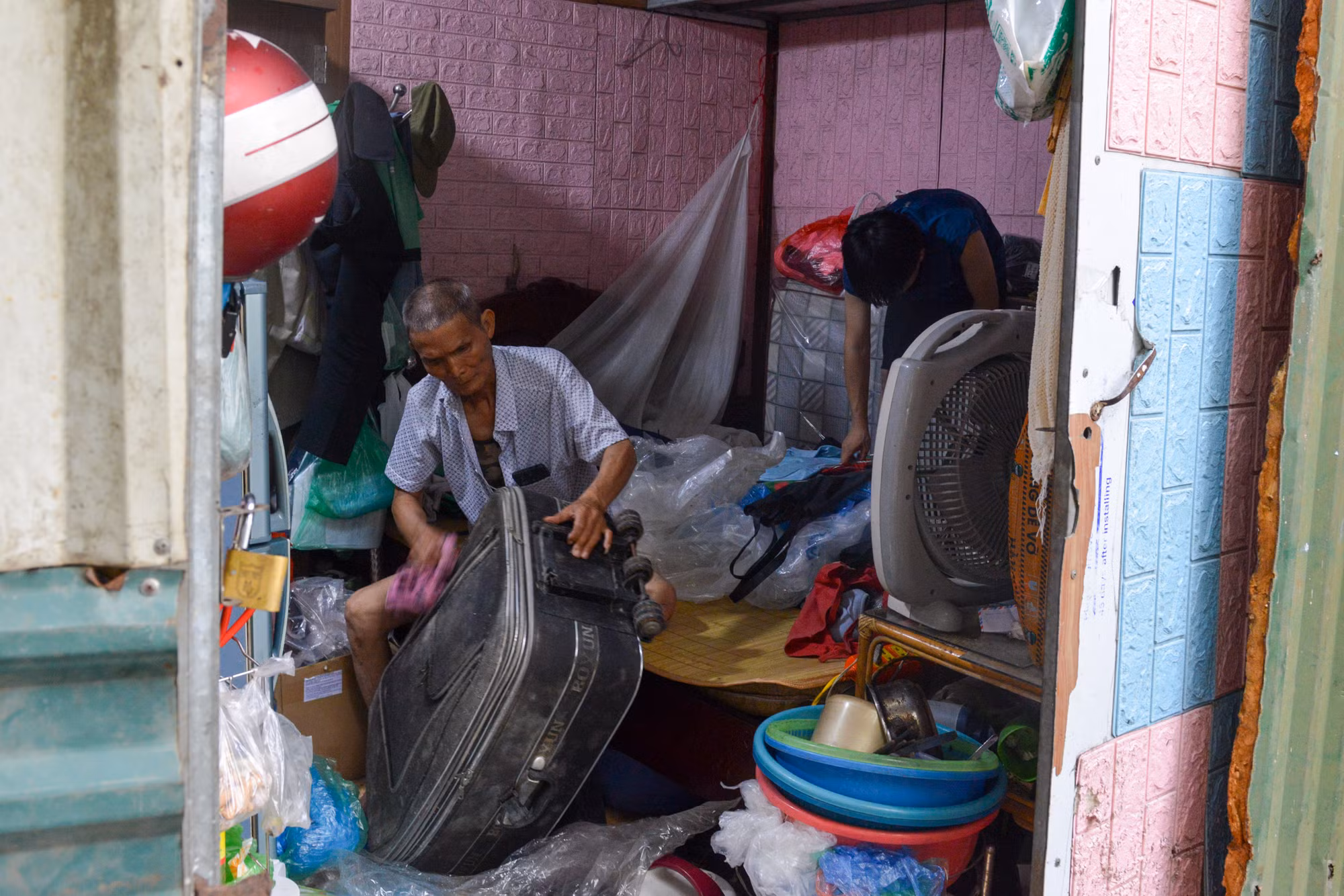 Nhiều gia đình dọn dẹp, sẵn sàng di dời.