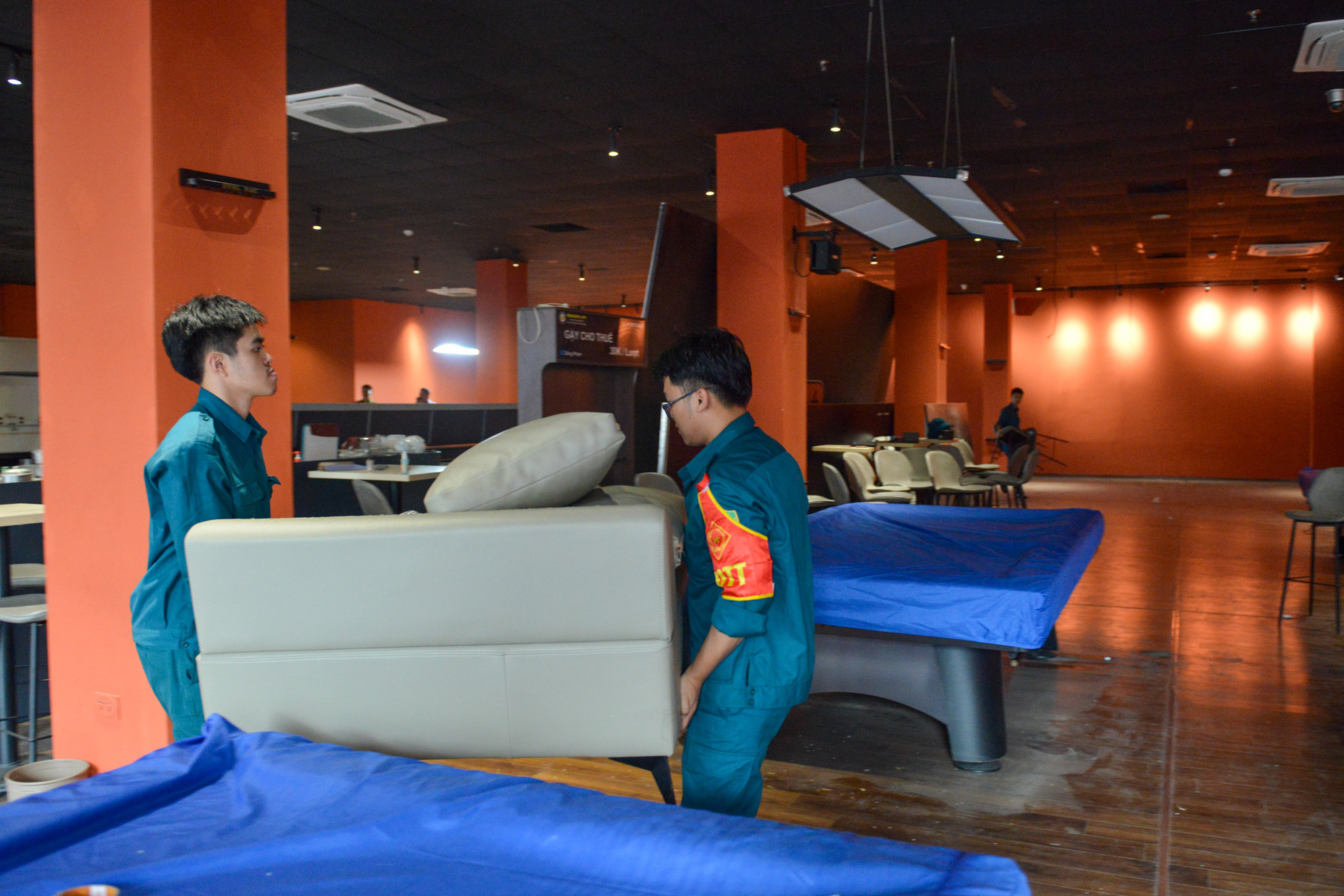 Tại chợ Hàng Bè (phố Vọng Hà), lực lượng chức năng tiến hành dọn dẹp, sẵn sàng cho người dân vào ở khi nước lên cao.