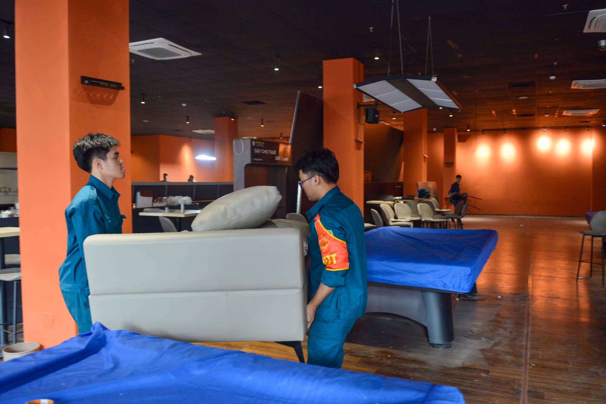 Tại chợ Hàng Bè (phố Vọng Hà), lực lượng chức năng tiến hành dọn dẹp, sẵn sàng cho người dân vào ở khi nước lên cao.