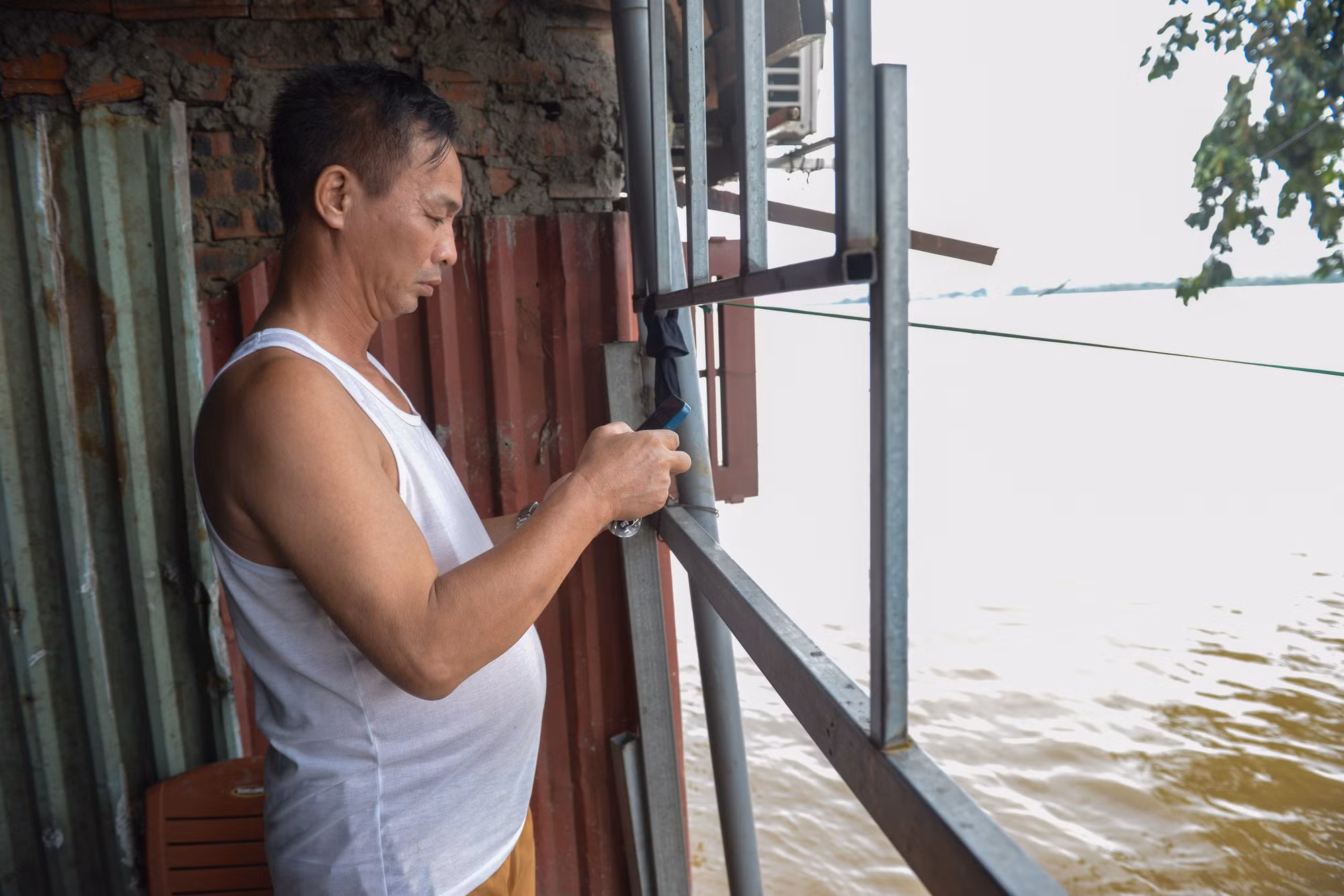 Người dân thấp thỏm do nước lên nhanh.