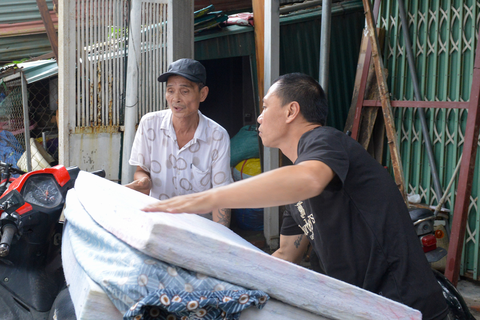 Người dân sắp xếp lại đồ dùng trong gia đình.