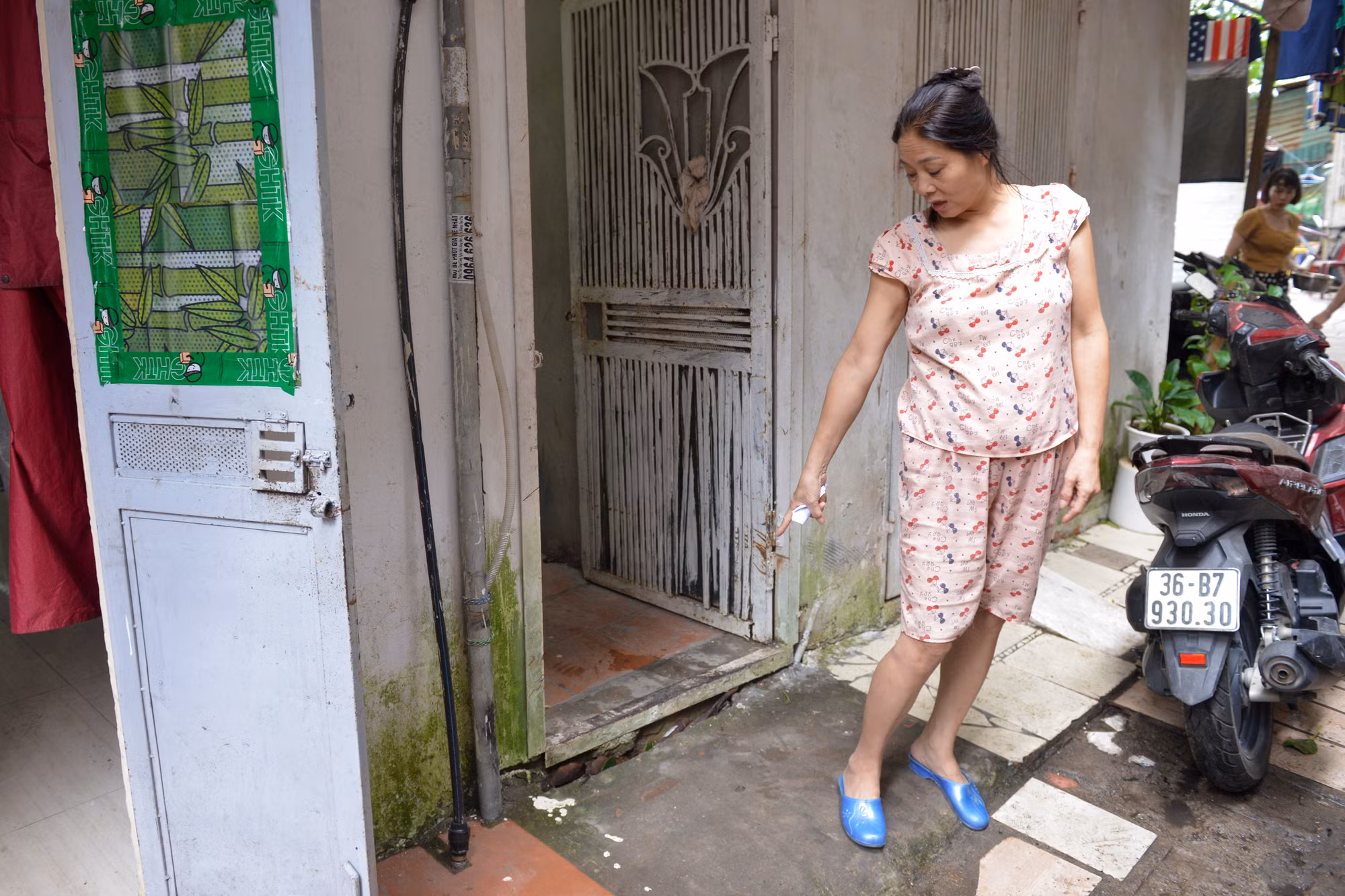 Người dân sinh sống tại đây lâu năm cho biết, nước ngập cao nhất là năm 2008. Khi nước rút, nhiều ngôi nhà tại đây đã bị sụt lún, năm nay nước lên cao cho nên không an toàn.