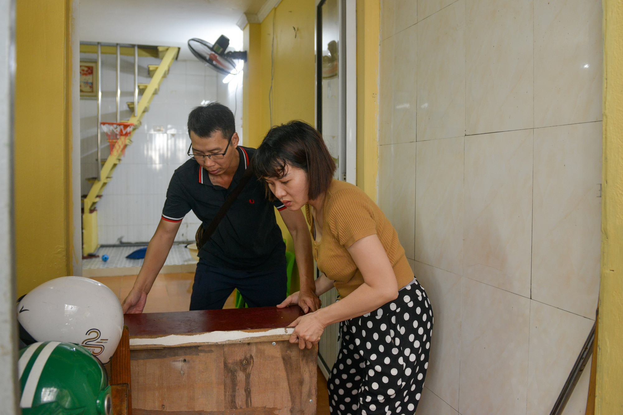 46 hộ dân thuộc 3 ngõ 661, 639, 695 đường Bạch Đằng (quận Hoàn Kiếm) khẩn trương thu dọn, kê cao đồ đạc, sẵn sàng di chuyển đến nơi an toàn đề phòng nước sông Hồng dâng cao.