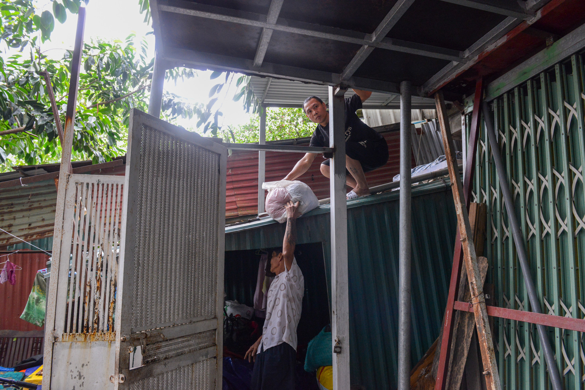 Tài sản, đồ đạc được đưa lên tầng 2.