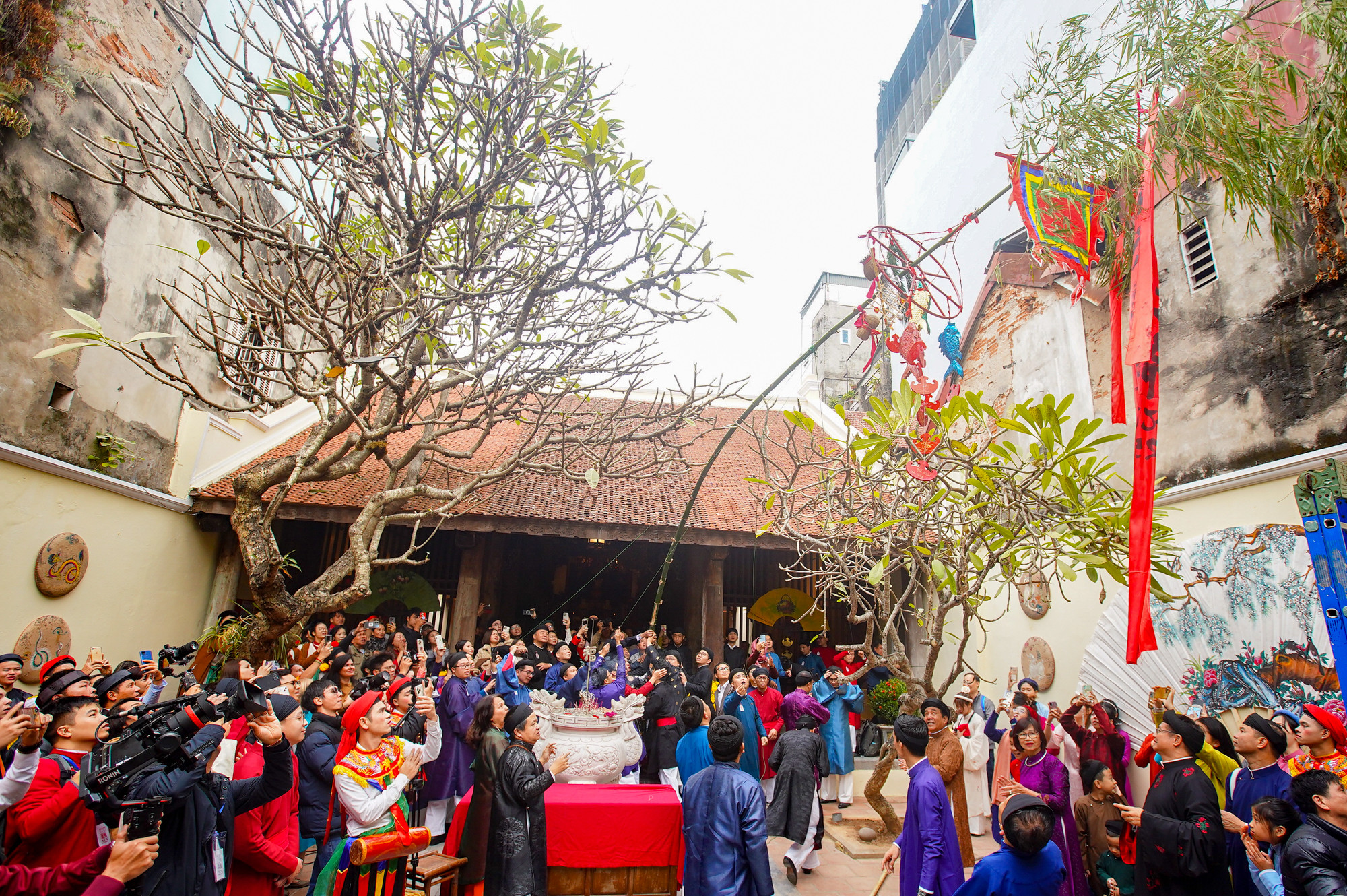 Dựng cây nêu ngày Tết tại đình Kim Ngân. Dựng cây nêu ngày Tết tại đình Kim Ngân.